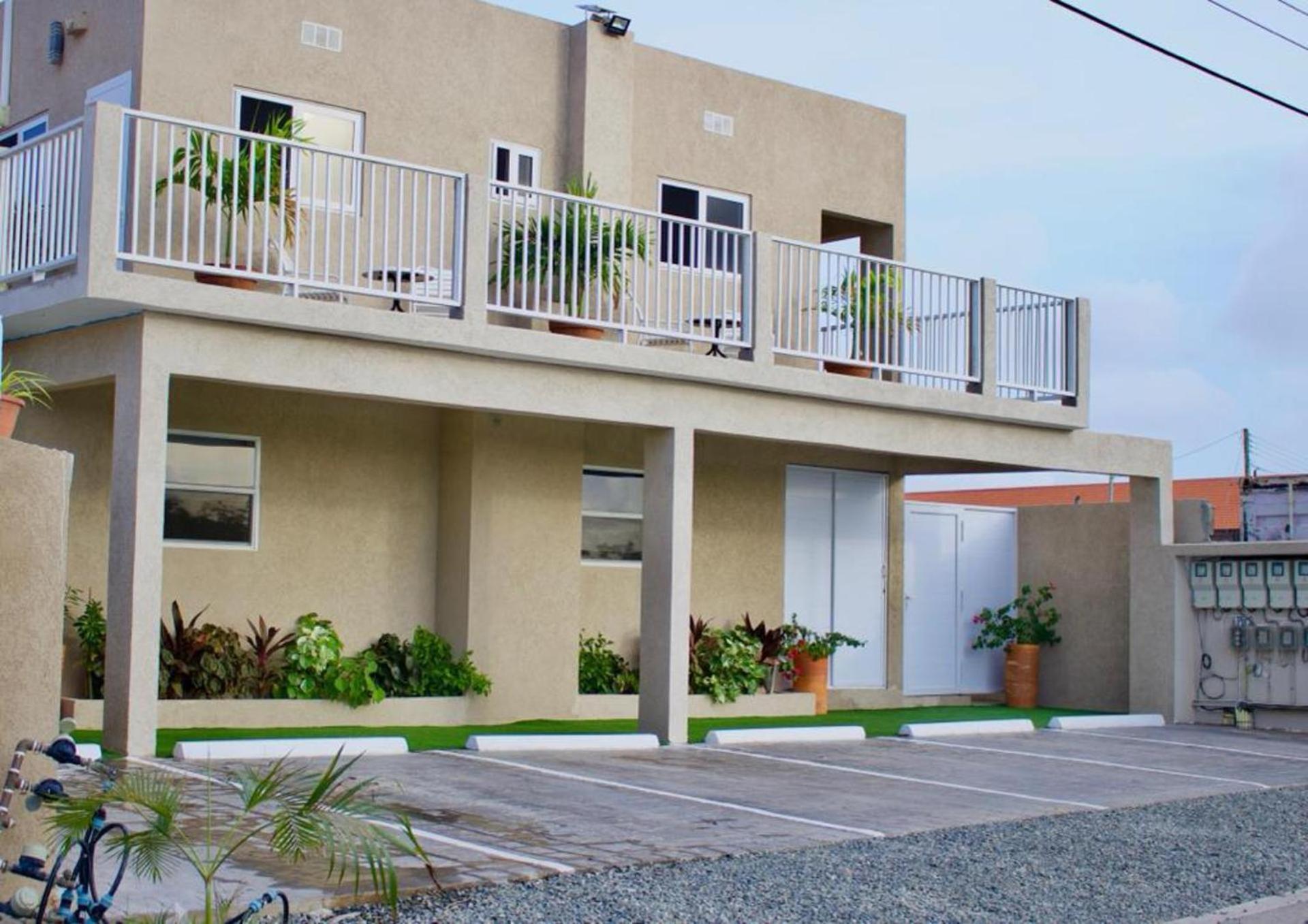 1 Bed Apartment Sleeps 2 - Pool Parking Pets