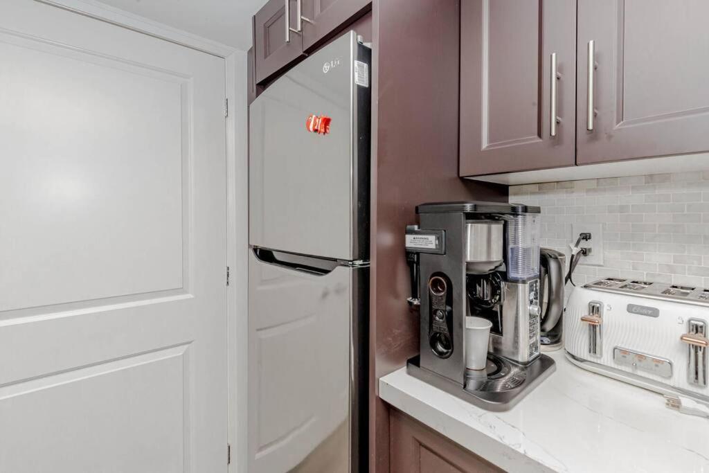 Luxury Basement Apartment in Oakville Monthly stays only