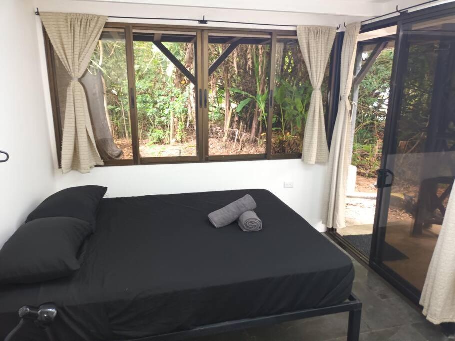 Villa Salvador - New Private Suite & Kitchen walk to Playa Chiquita