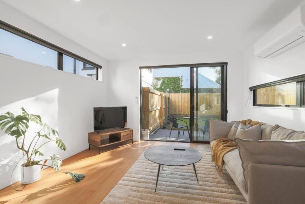 Stylish New 8 Mins CBD Free Parking view 2
