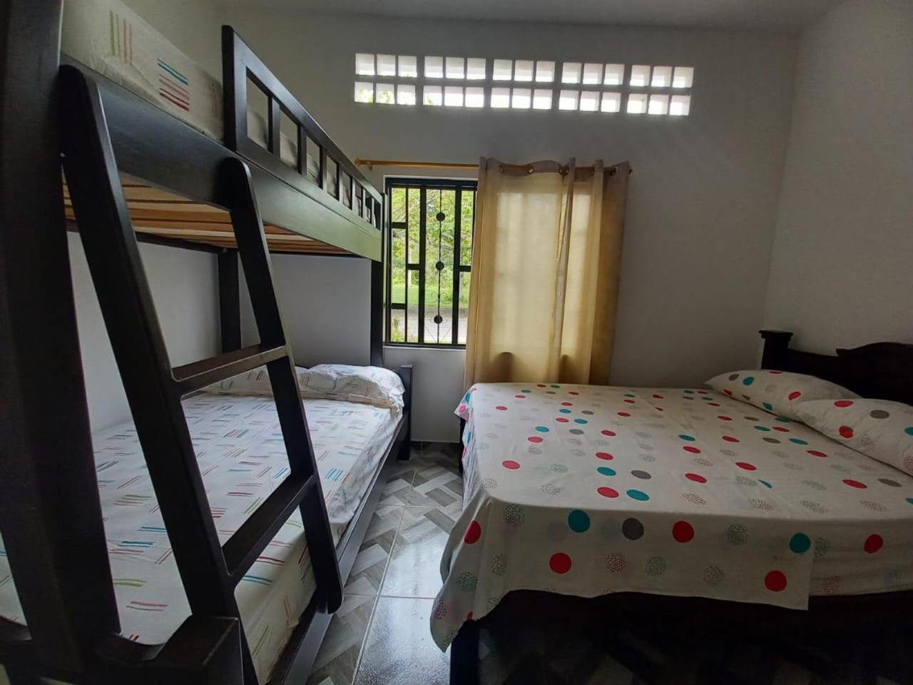 Apartamento Amplio con Parqueadero AC y Wifi cerca terminal y centro histórico
