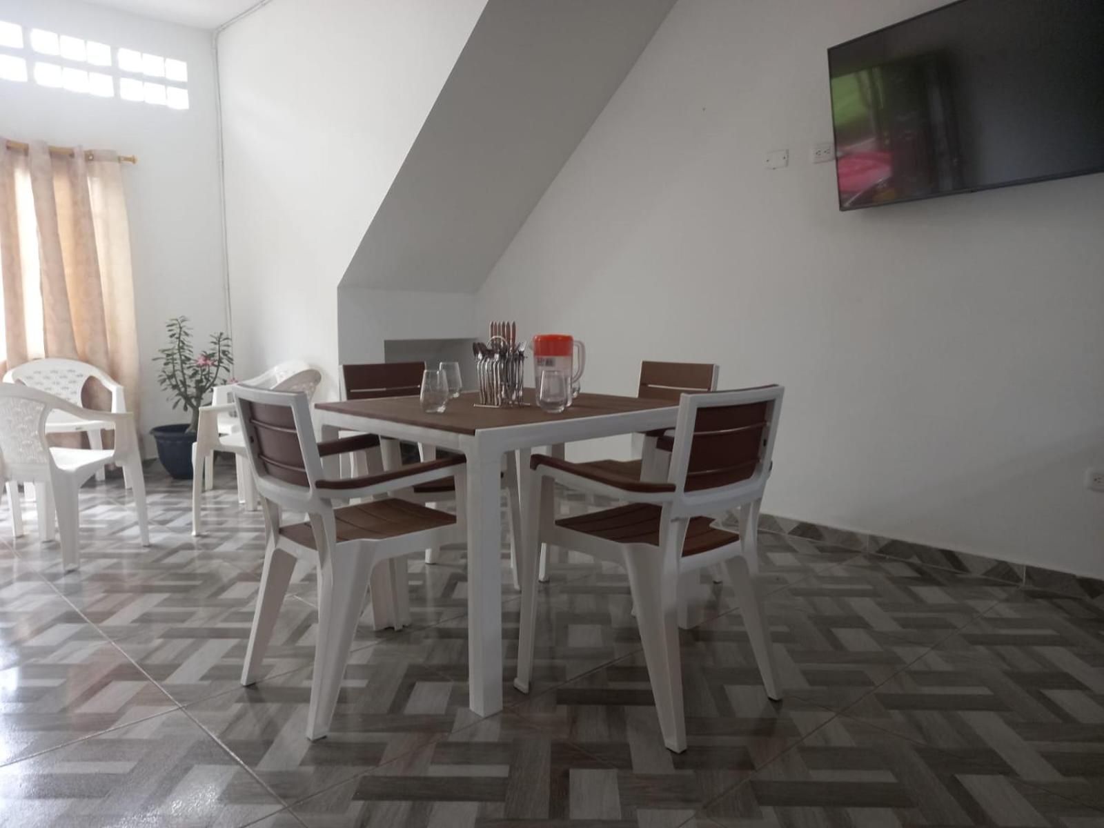 Apartamento Amplio con Parqueadero AC y Wifi cerca terminal y centro histórico