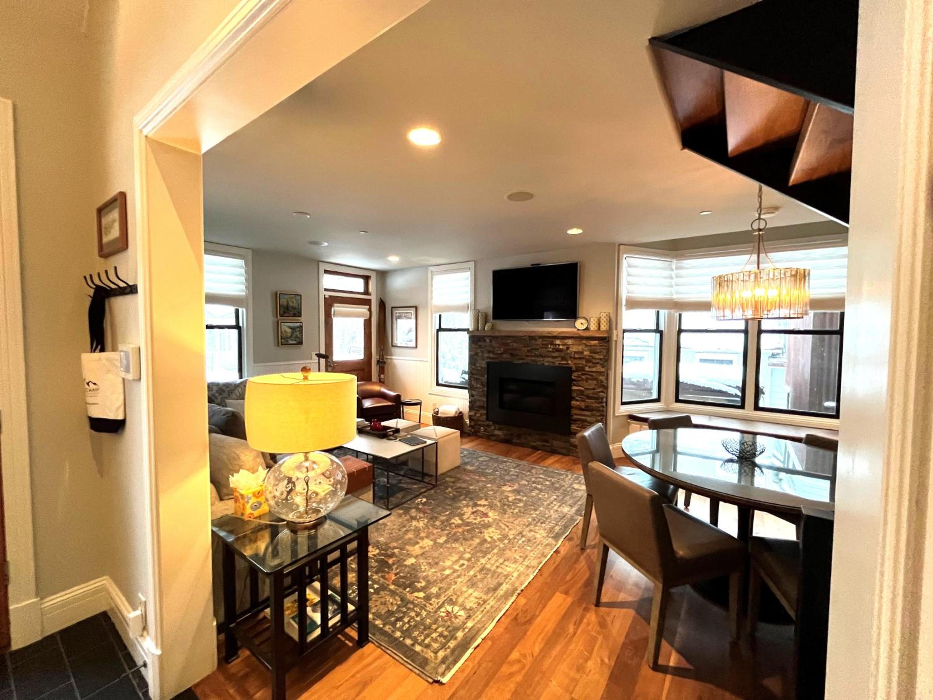 The Residence on South Oak - steps to the gondola! view 3