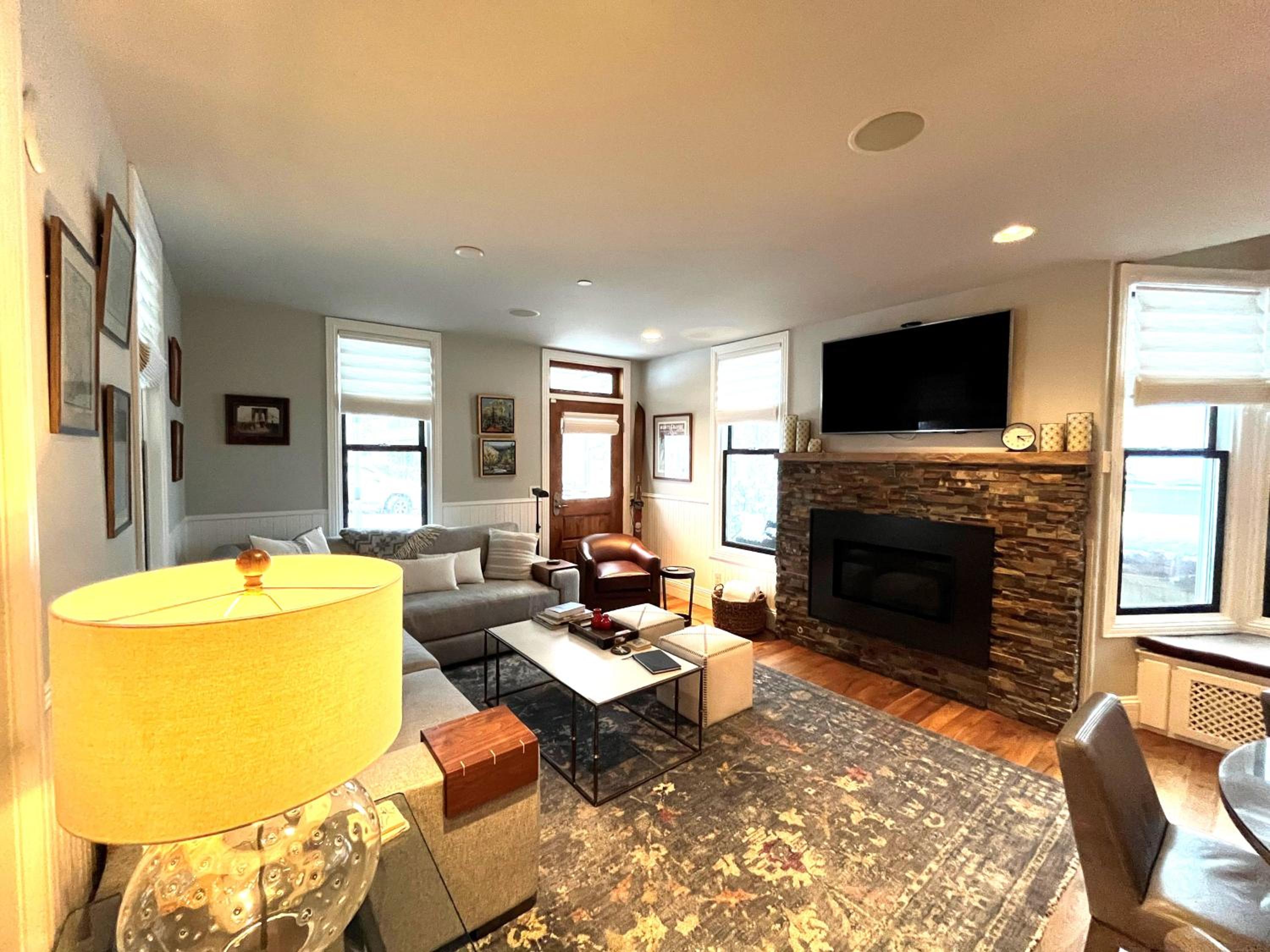 The Residence on South Oak - steps to the gondola! view 4