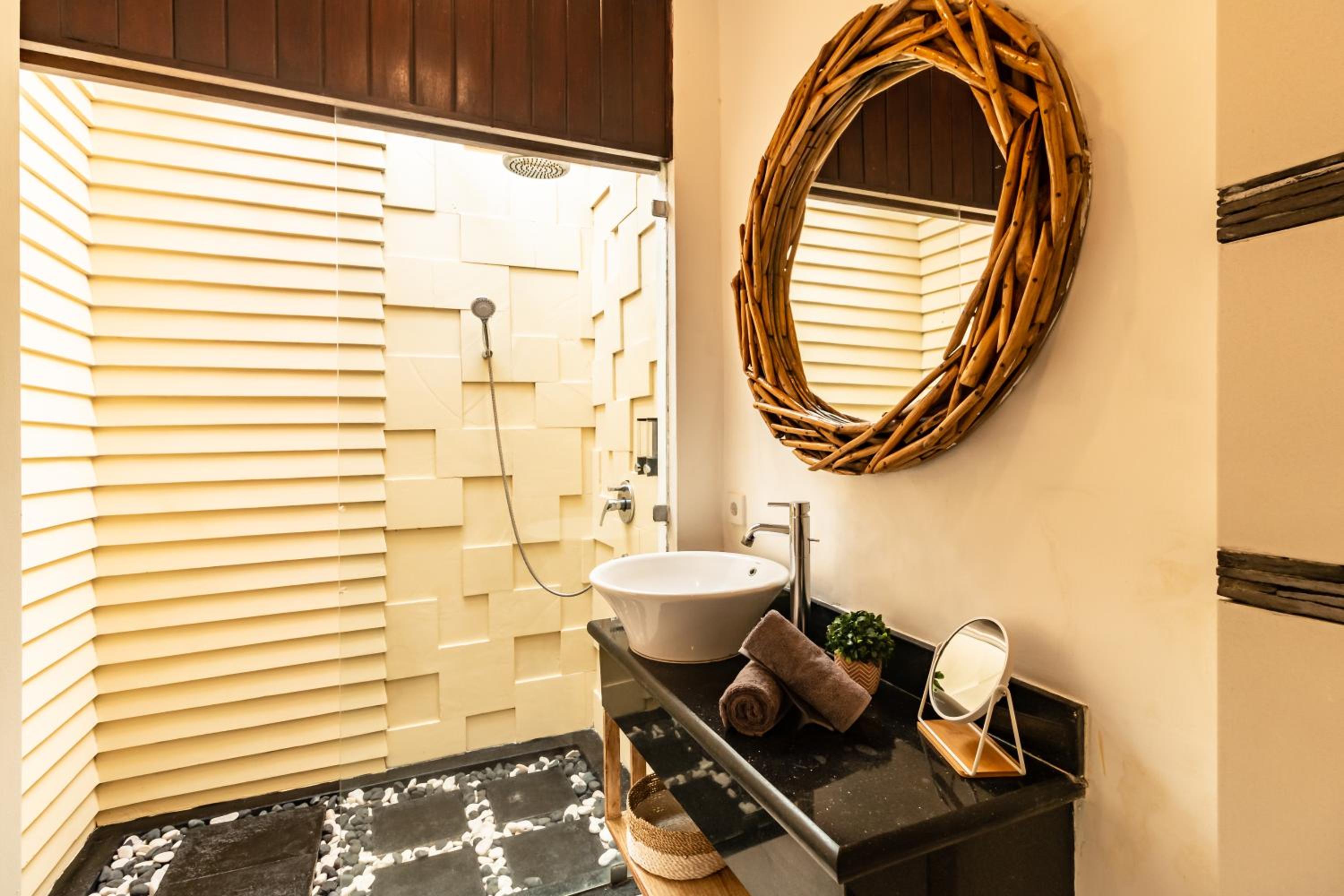 PROMO DEAL Sweet Unique Hidden Gem 2 BD Villa - CONSTRUCTION NEARBY view 2