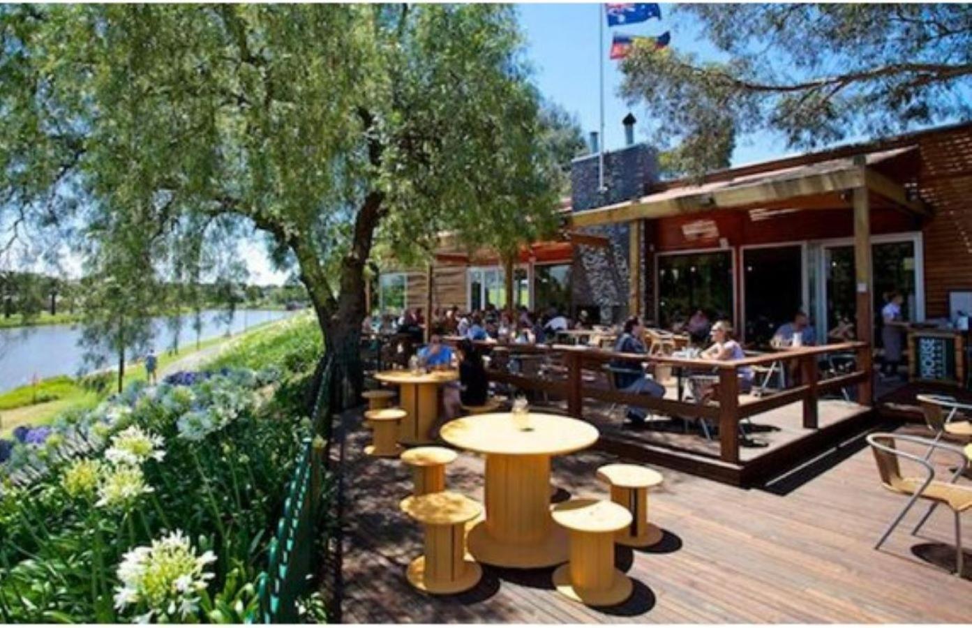 Unwind in style only 7km from CBD
