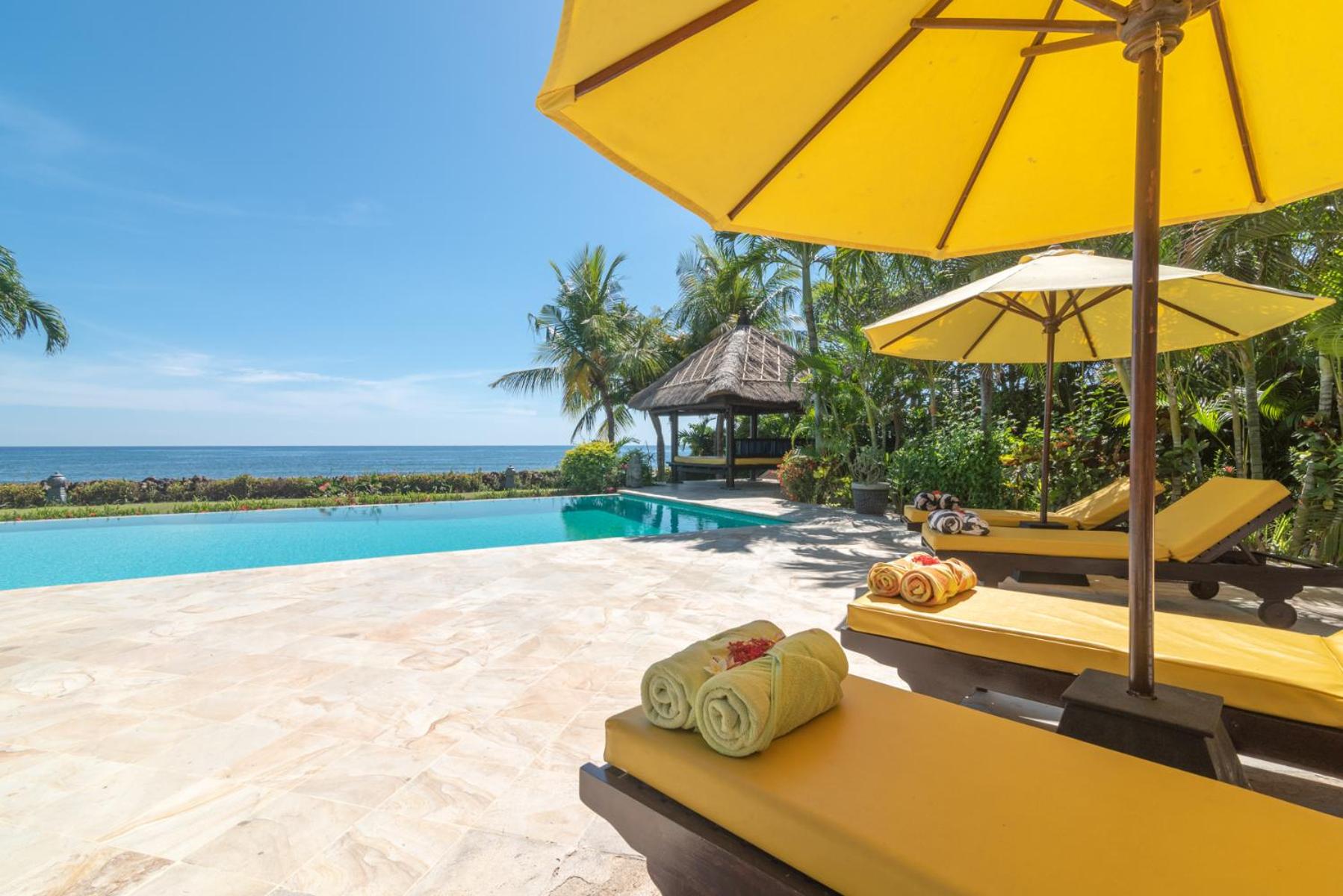 Villa Cerah beachfront