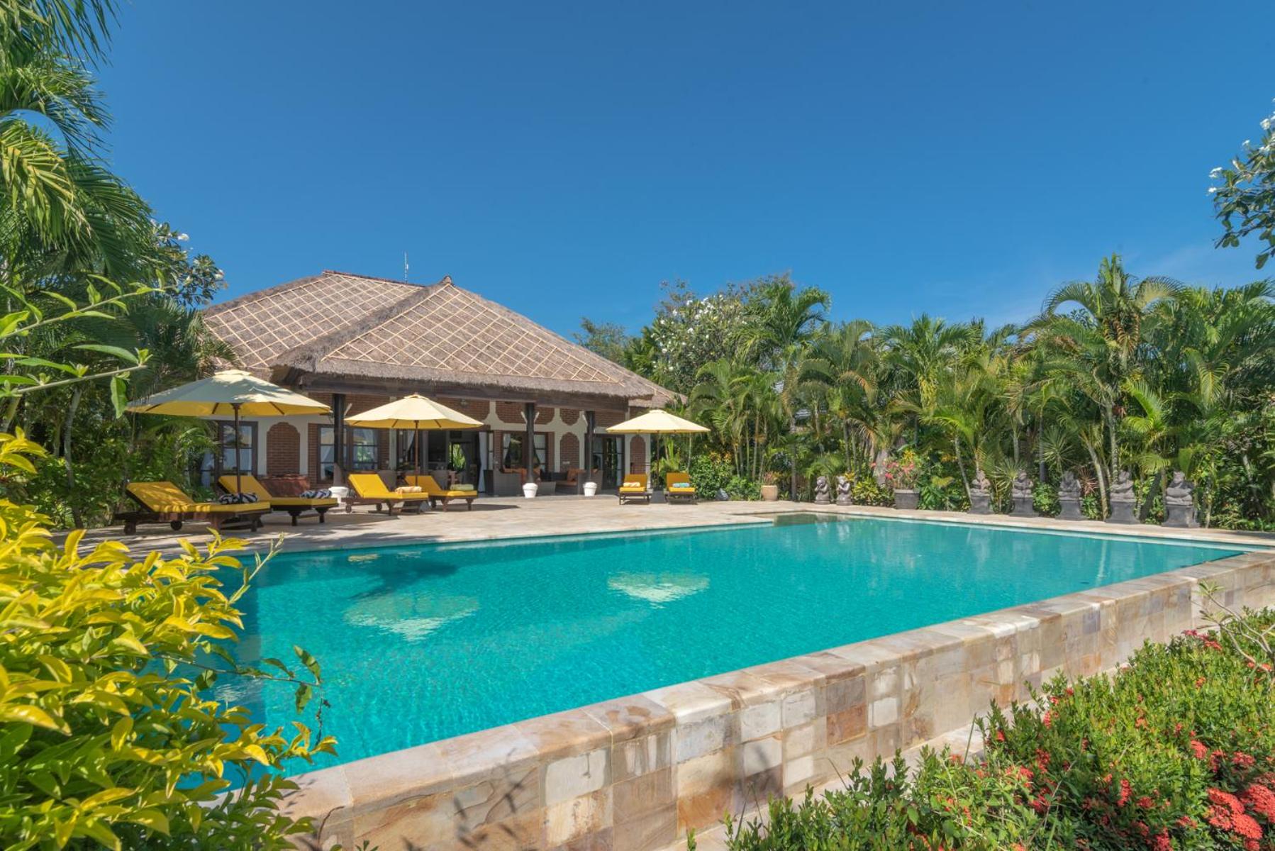 Villa Cerah beachfront