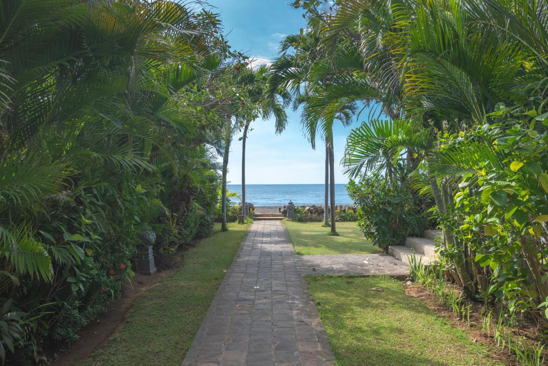 Villa Cerah beachfront