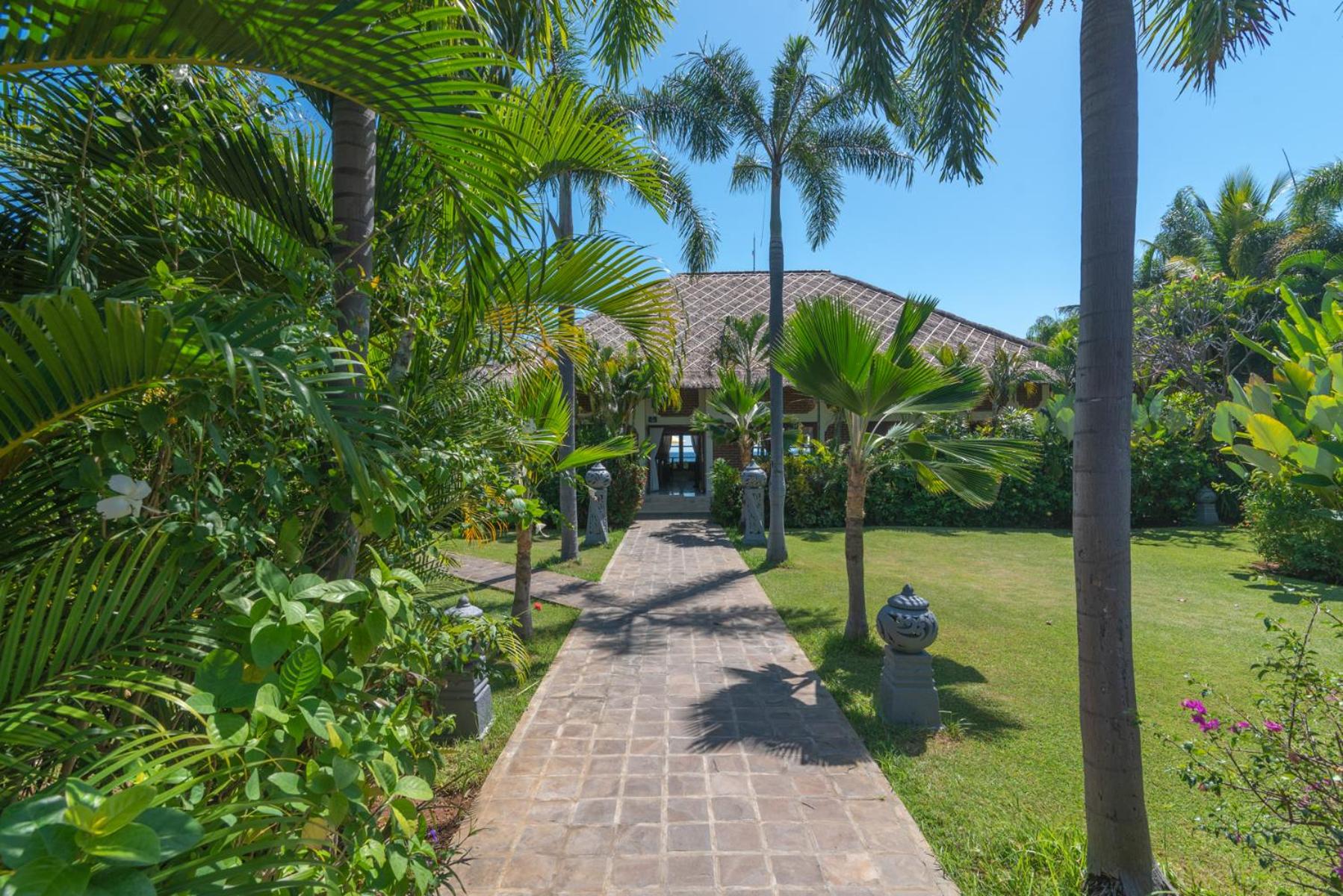 Villa Cerah beachfront