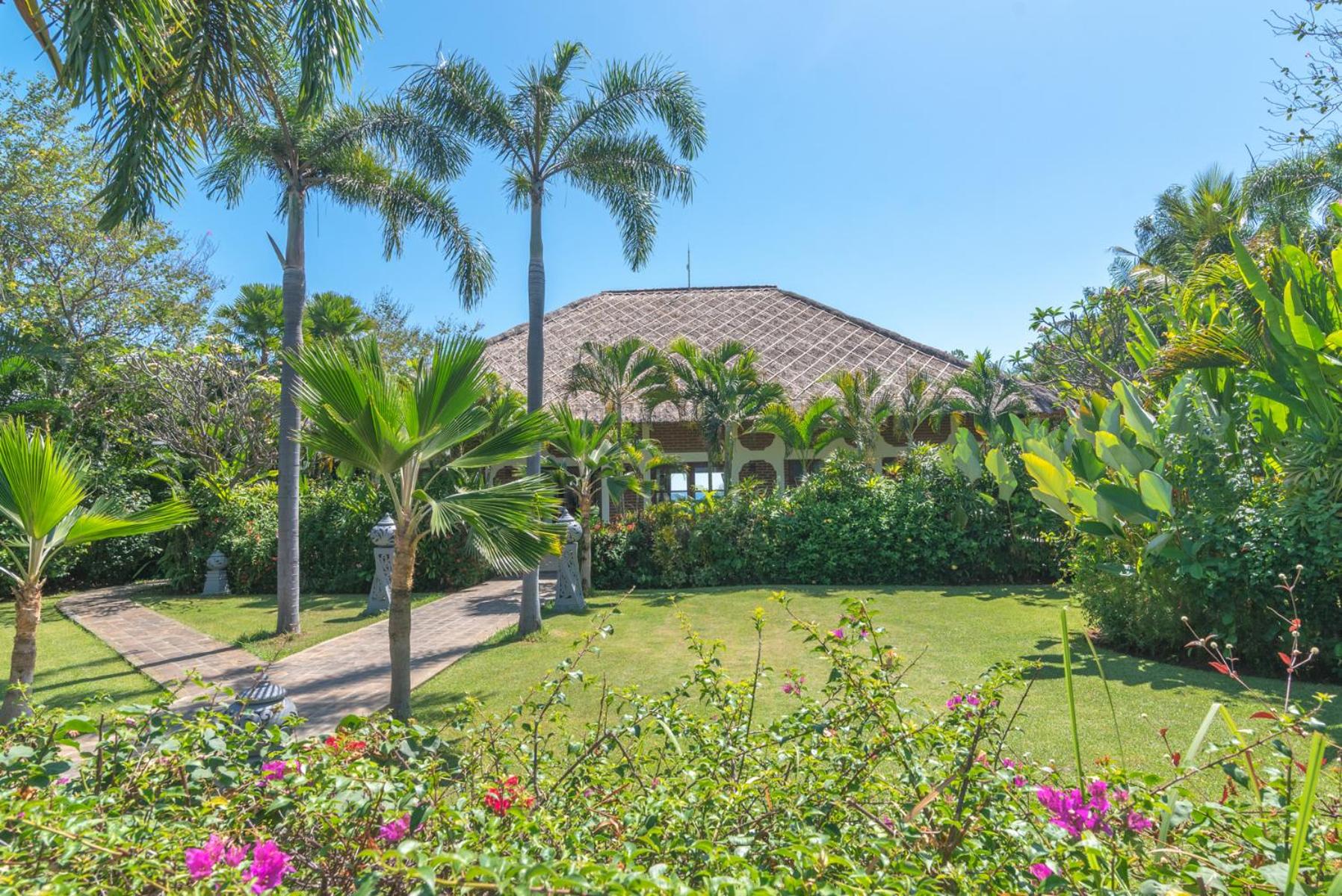 Villa Cerah beachfront