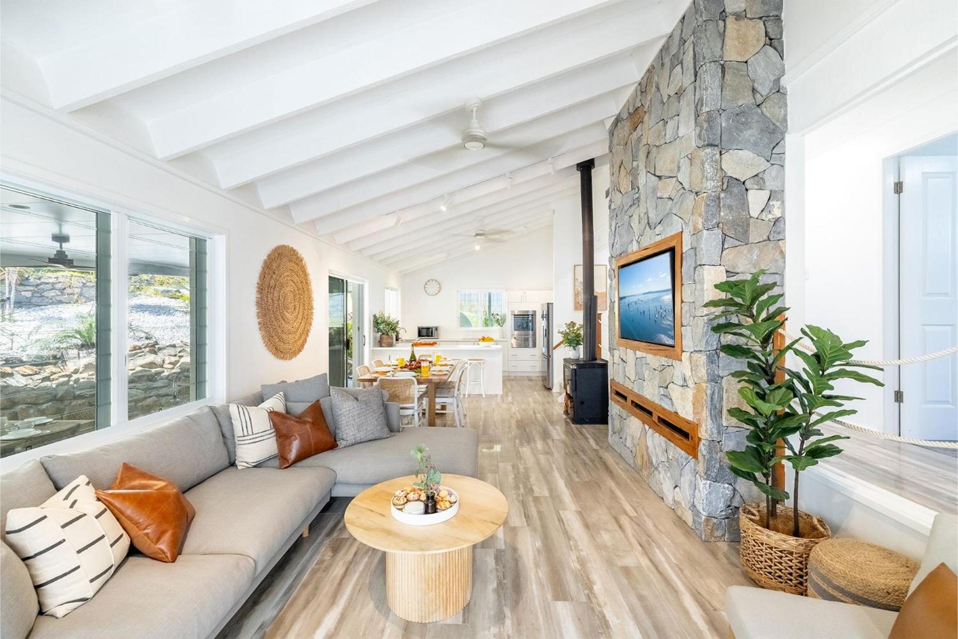Compass Rose, 95 Ronald Avenue- Wifi, Aircon, Boat Parking, Linen