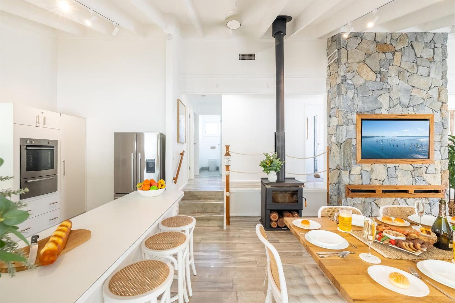 Compass Rose, 95 Ronald Avenue- Wifi, Aircon, Boat Parking, Linen