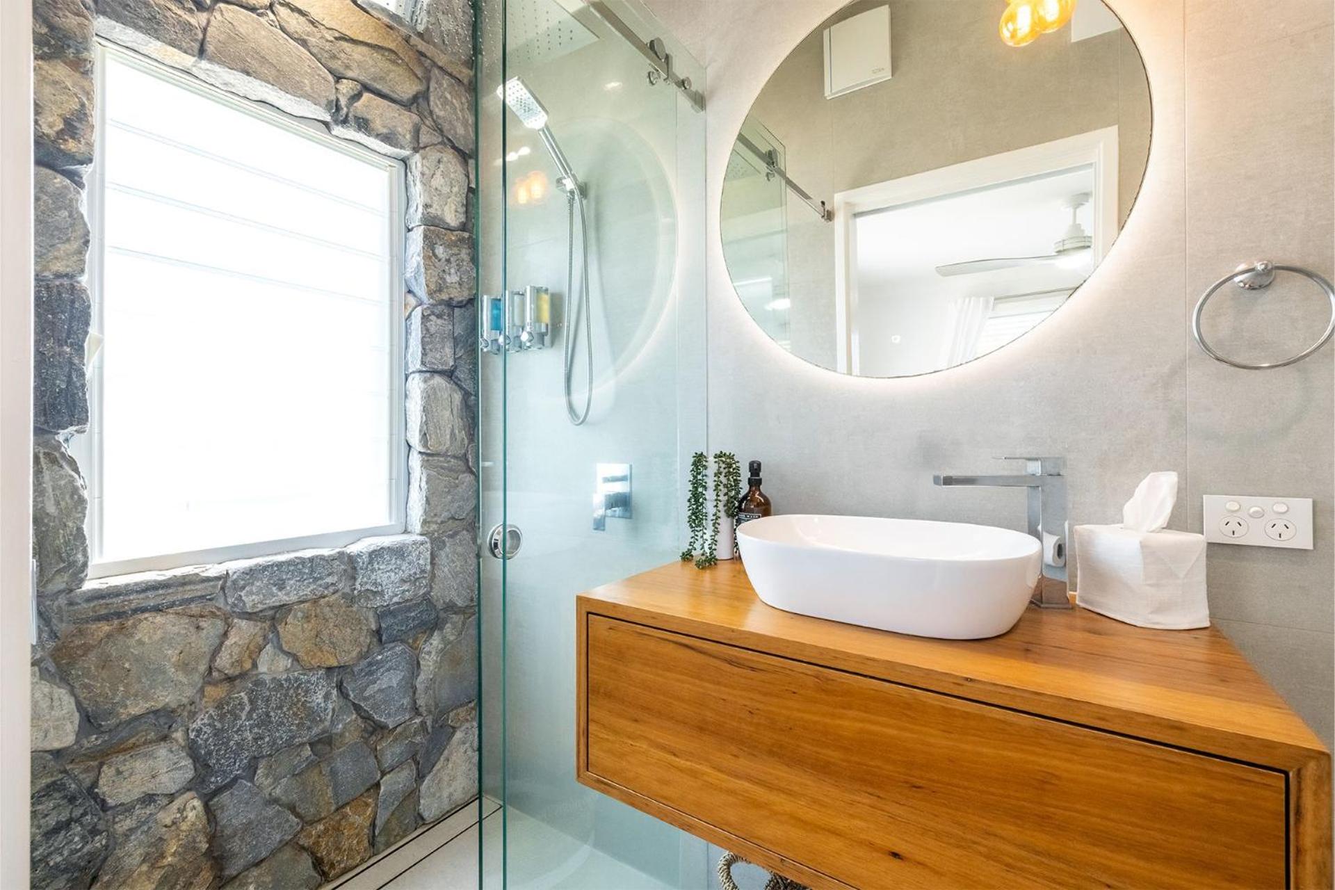 Compass Rose, 95 Ronald Avenue- Wifi, Aircon, Boat Parking, Linen