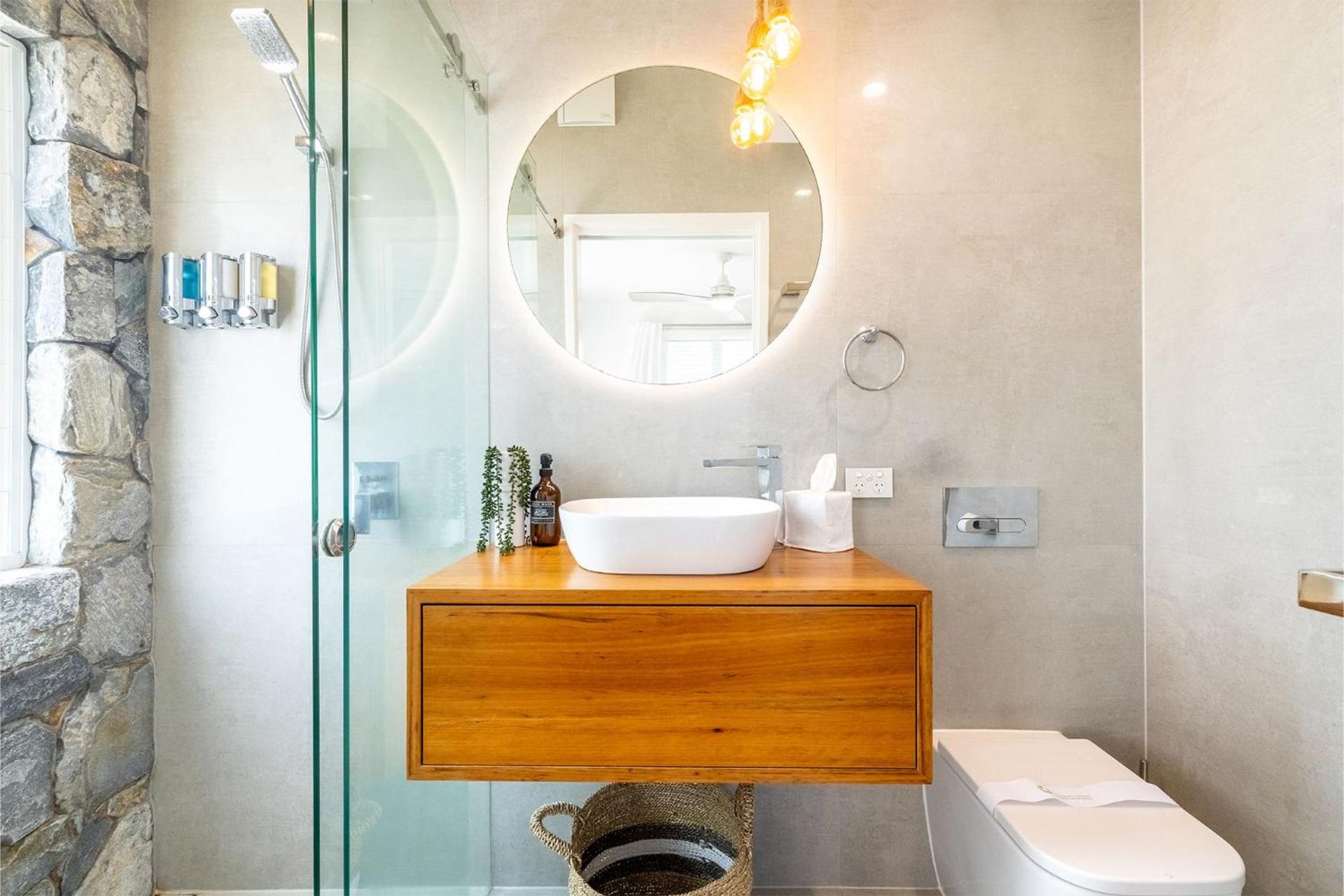 Compass Rose, 95 Ronald Avenue- Wifi, Aircon, Boat Parking, Linen