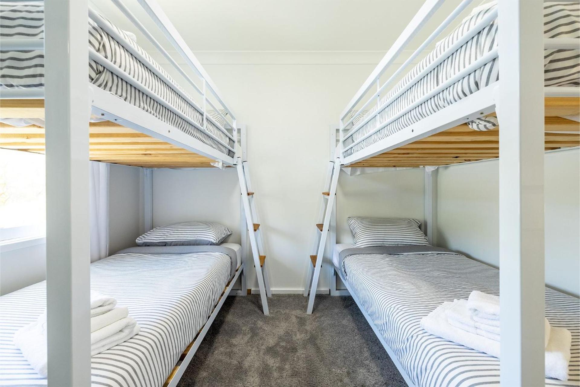 Compass Rose, 95 Ronald Avenue- Wifi, Aircon, Boat Parking, Linen
