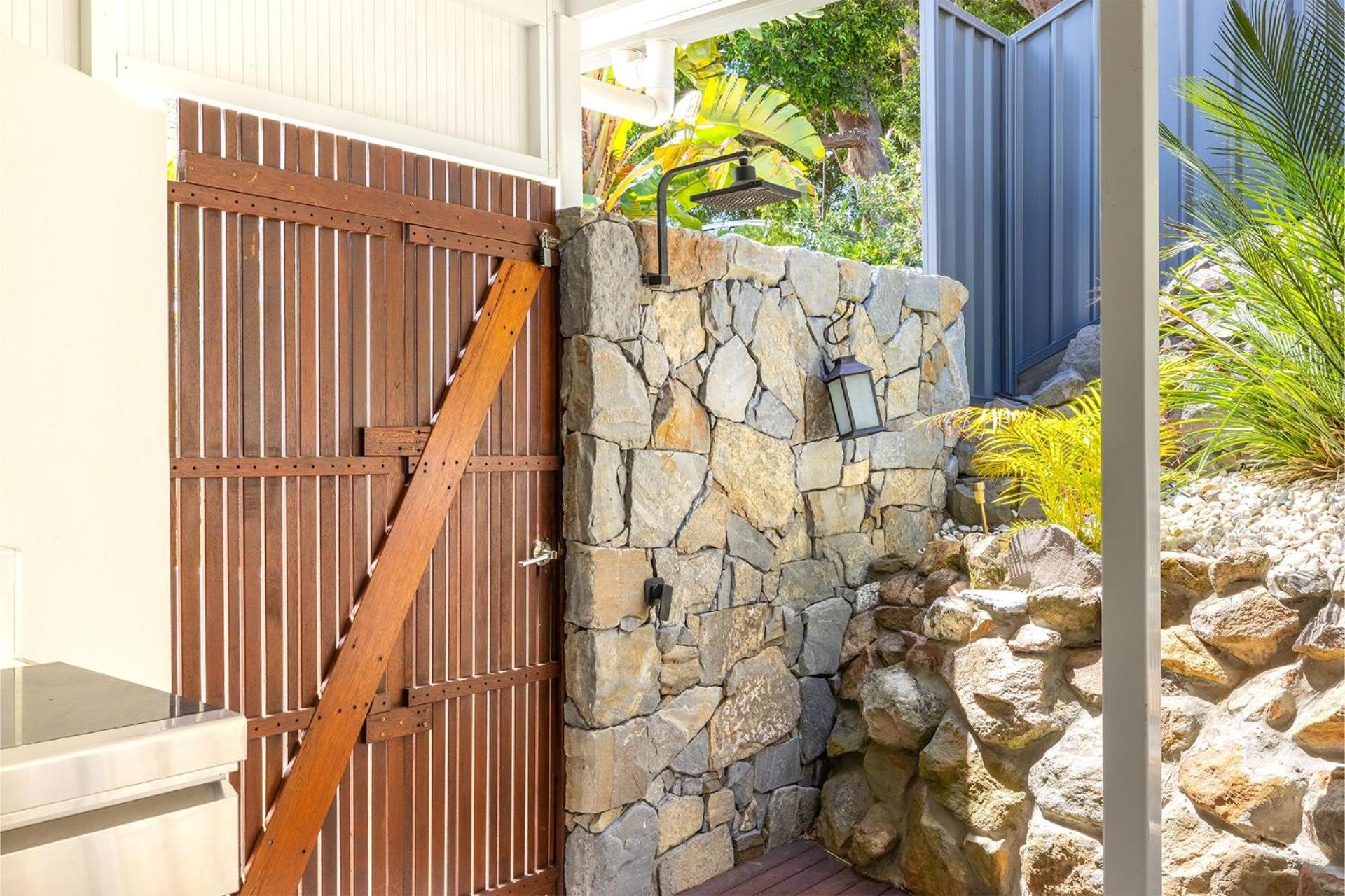 Compass Rose, 95 Ronald Avenue- Wifi, Aircon, Boat Parking, Linen