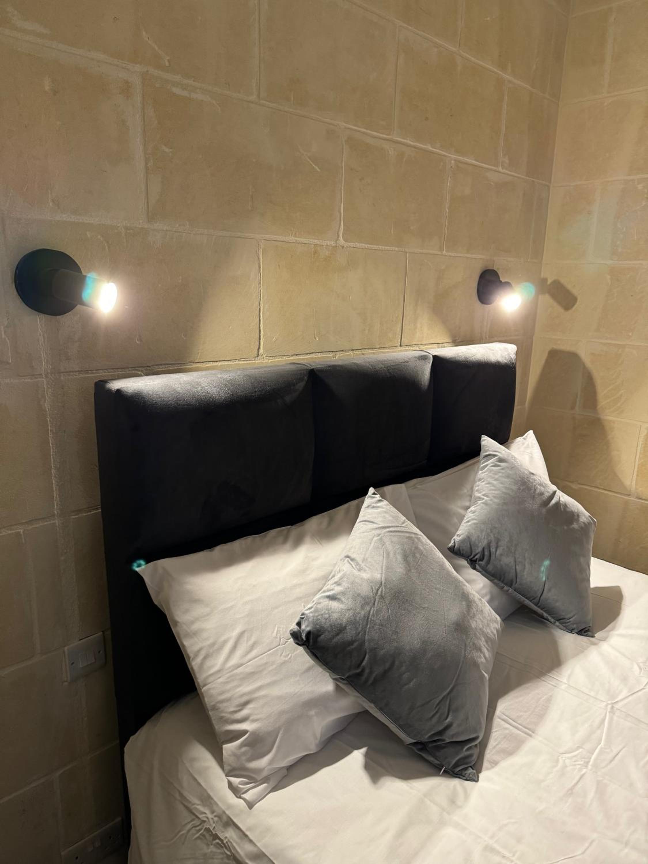 Capital Heights Room, Victoria