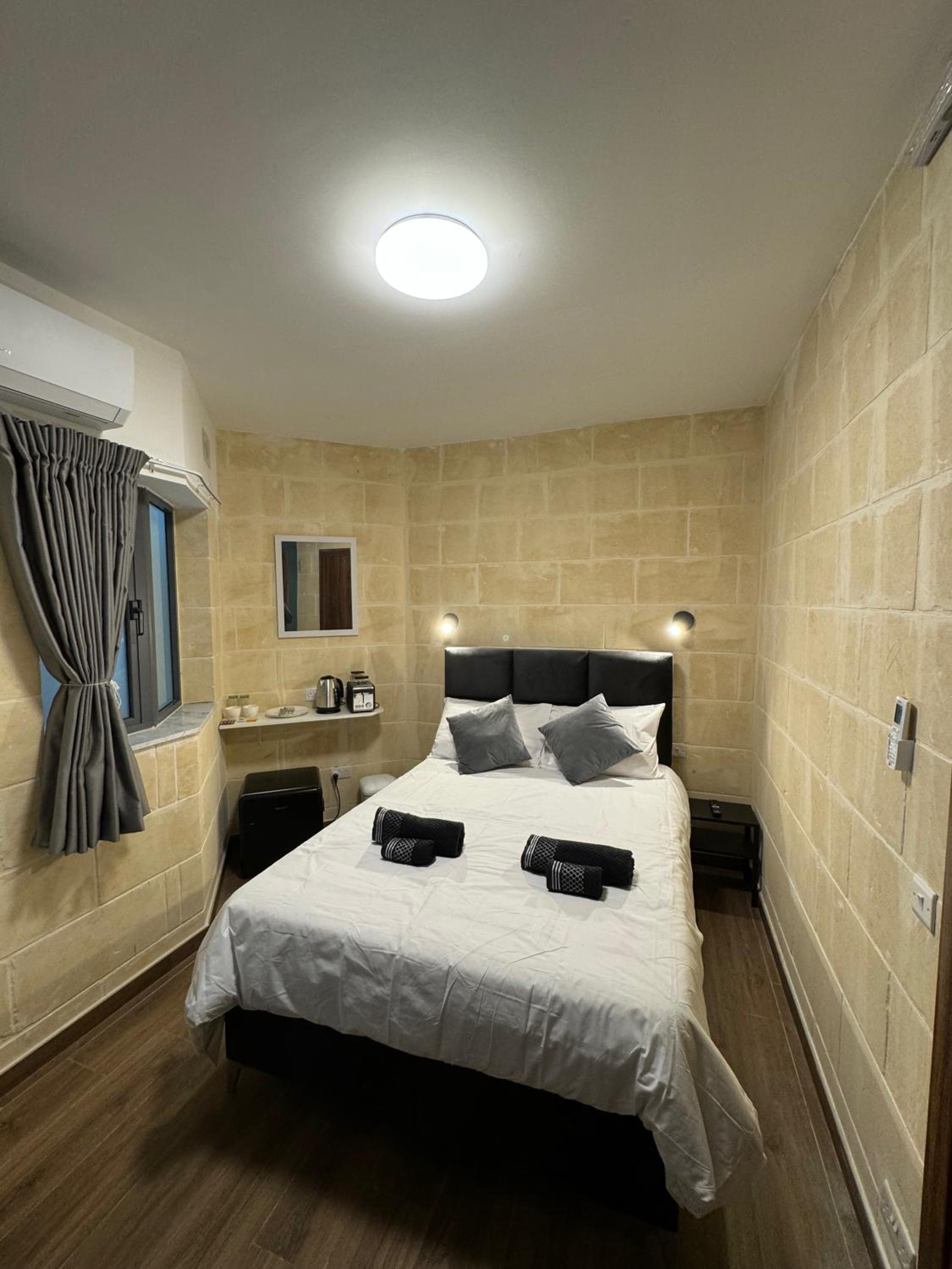 Capital Heights Room, Victoria