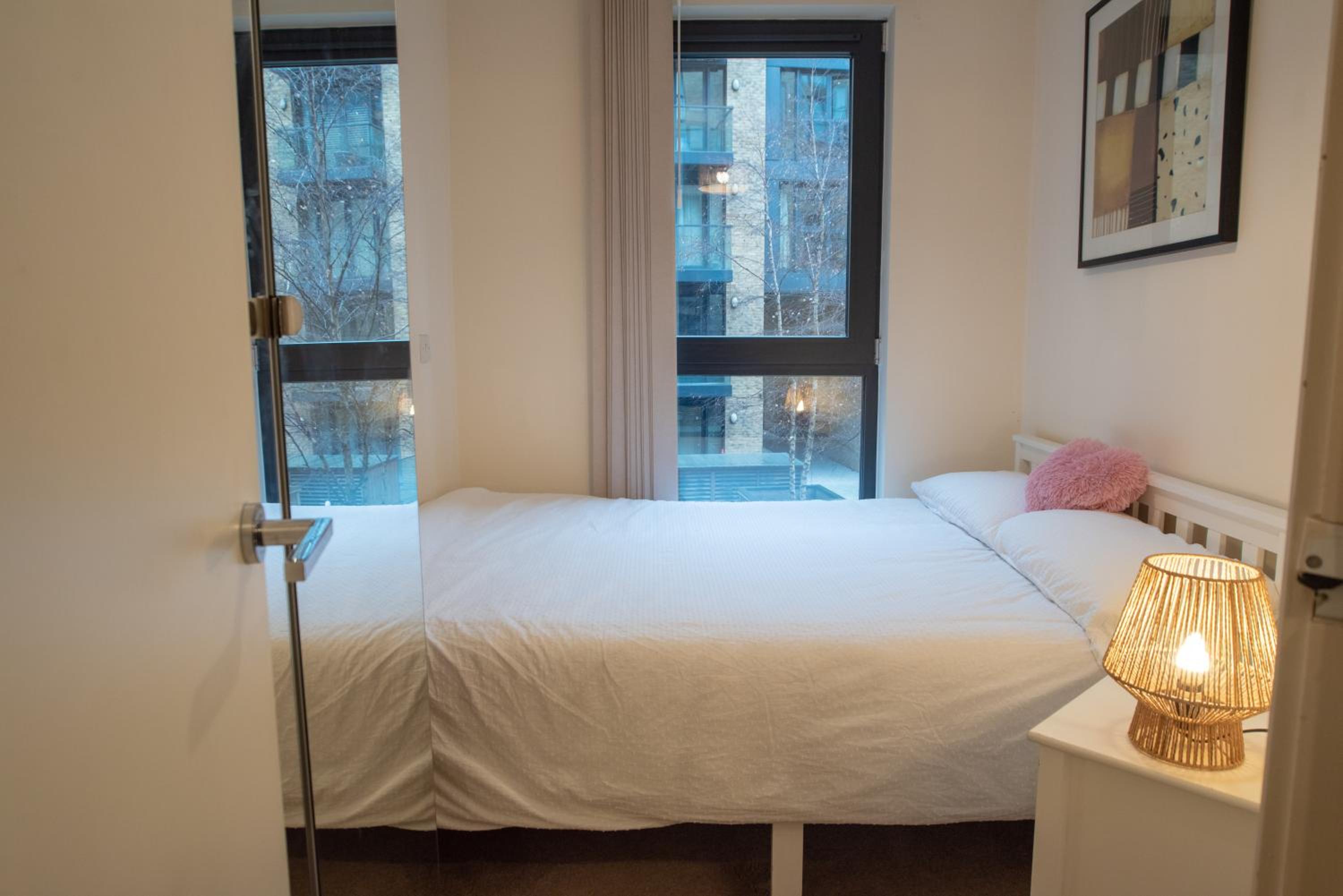 Discover Comfort and Style - Your Elegant Stay Offers a 2-Bedroom Haven with Free Parking and Coffee! view 4