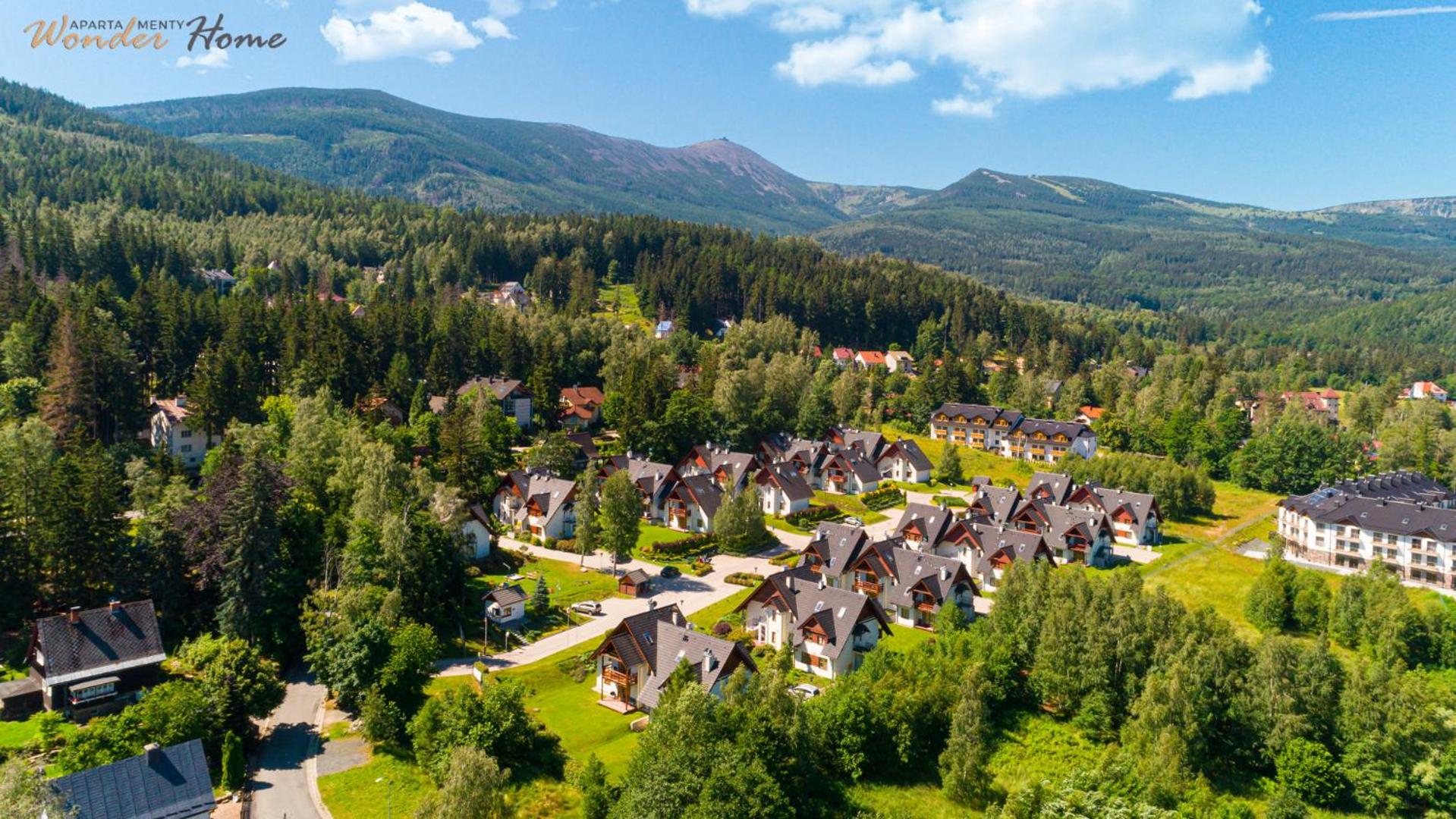 Wonder Home - Domki górskie na osiedlu dozorowanym, z kominkami i placem zabaw