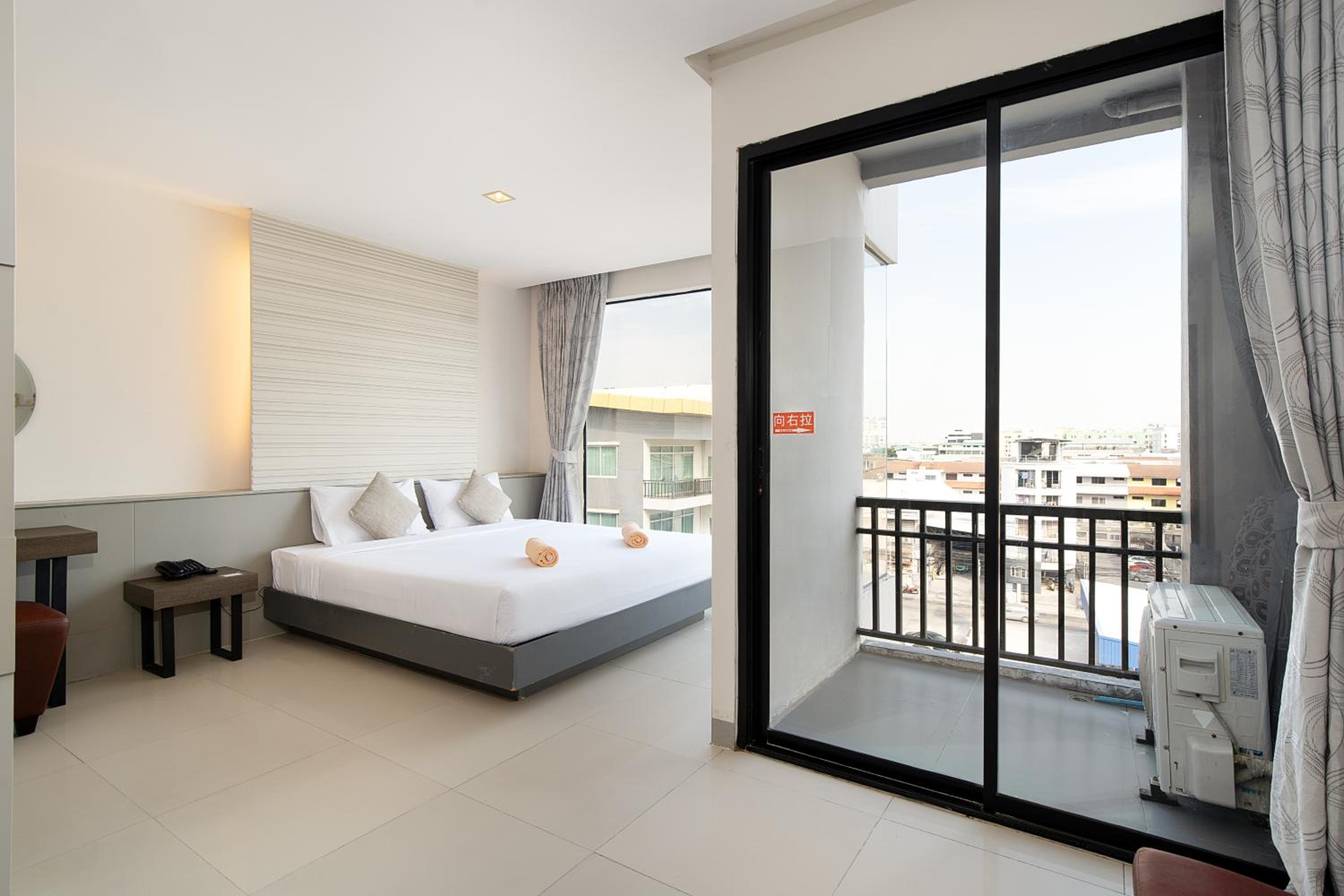 Leenova Hotel