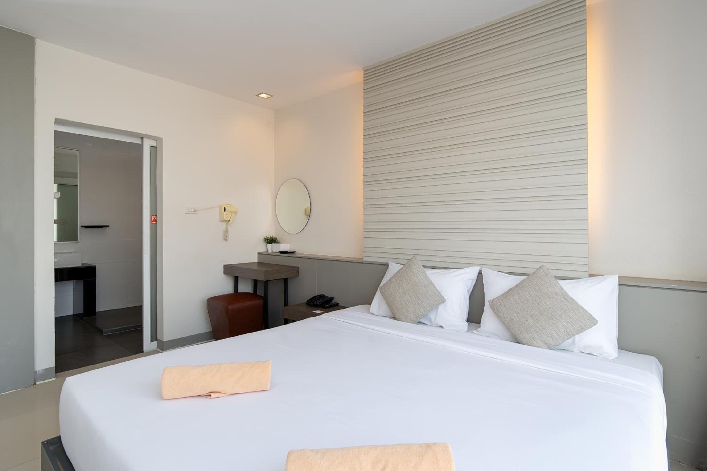 Leenova Hotel