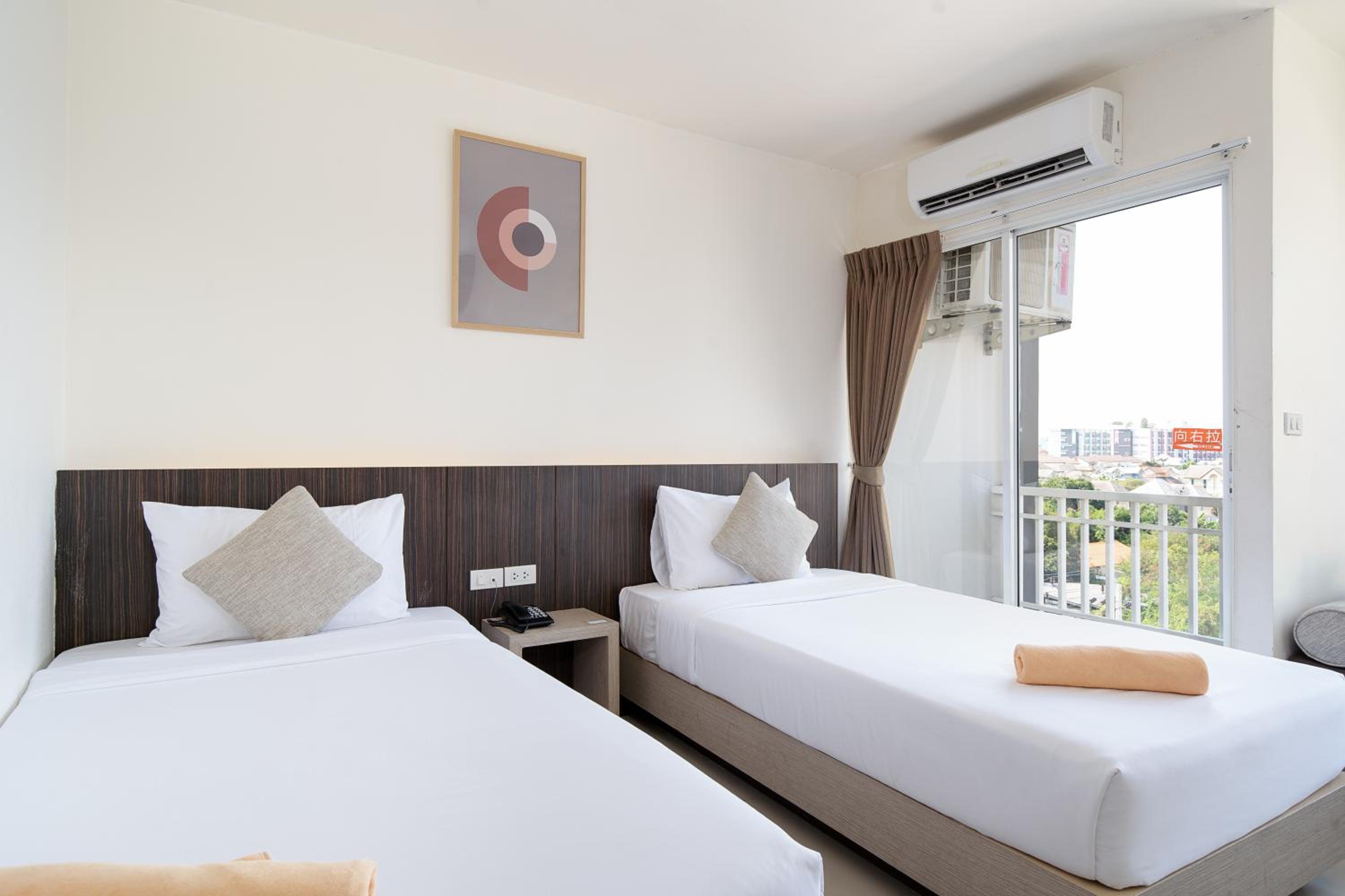 Leenova Hotel