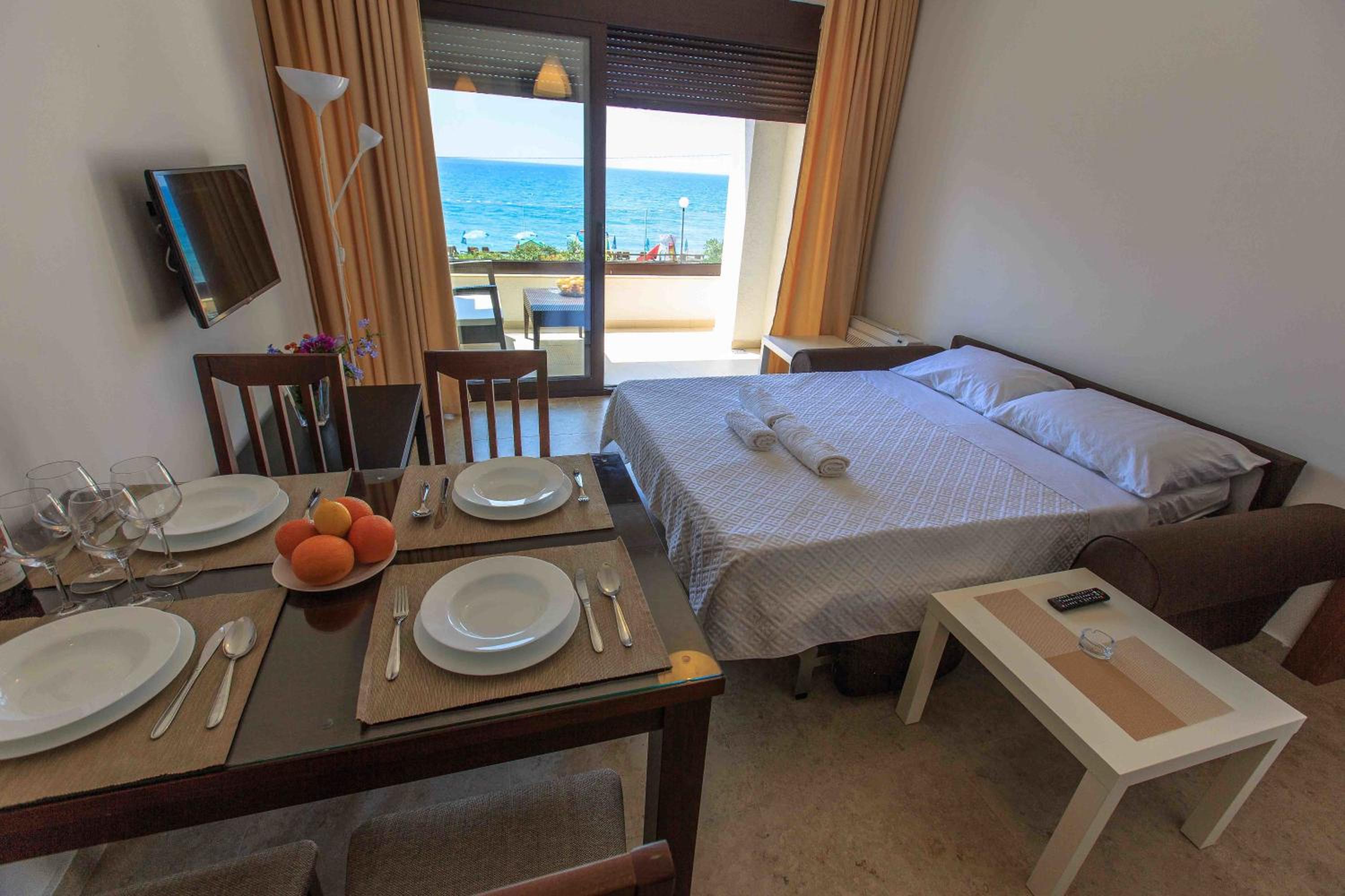 Apartments Kuce Lekovica Beach & snack bar- Bistro