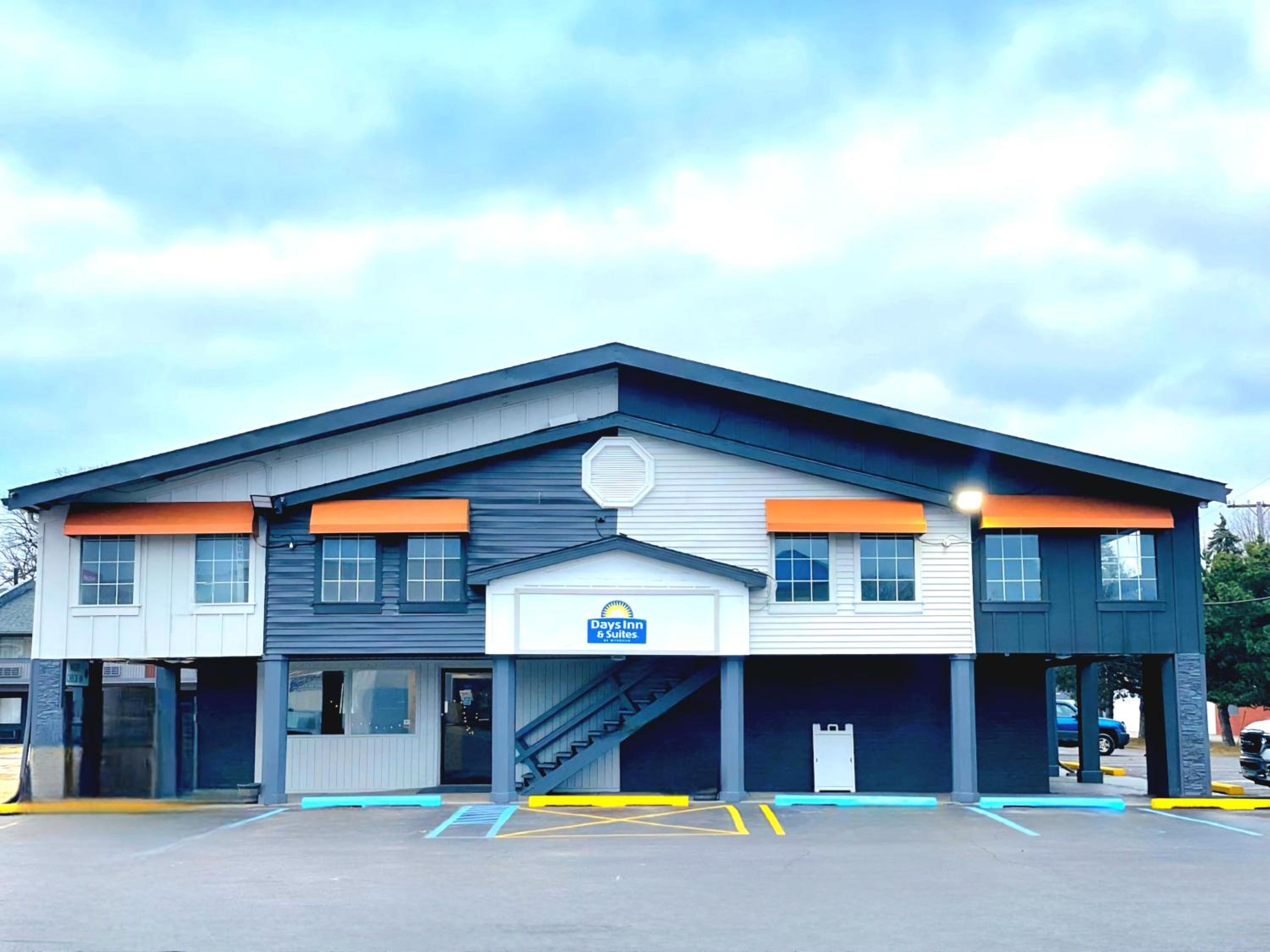 Port Huron Vacations - Days Inn and Suites by Wyndham Port Huron - Property Image 1