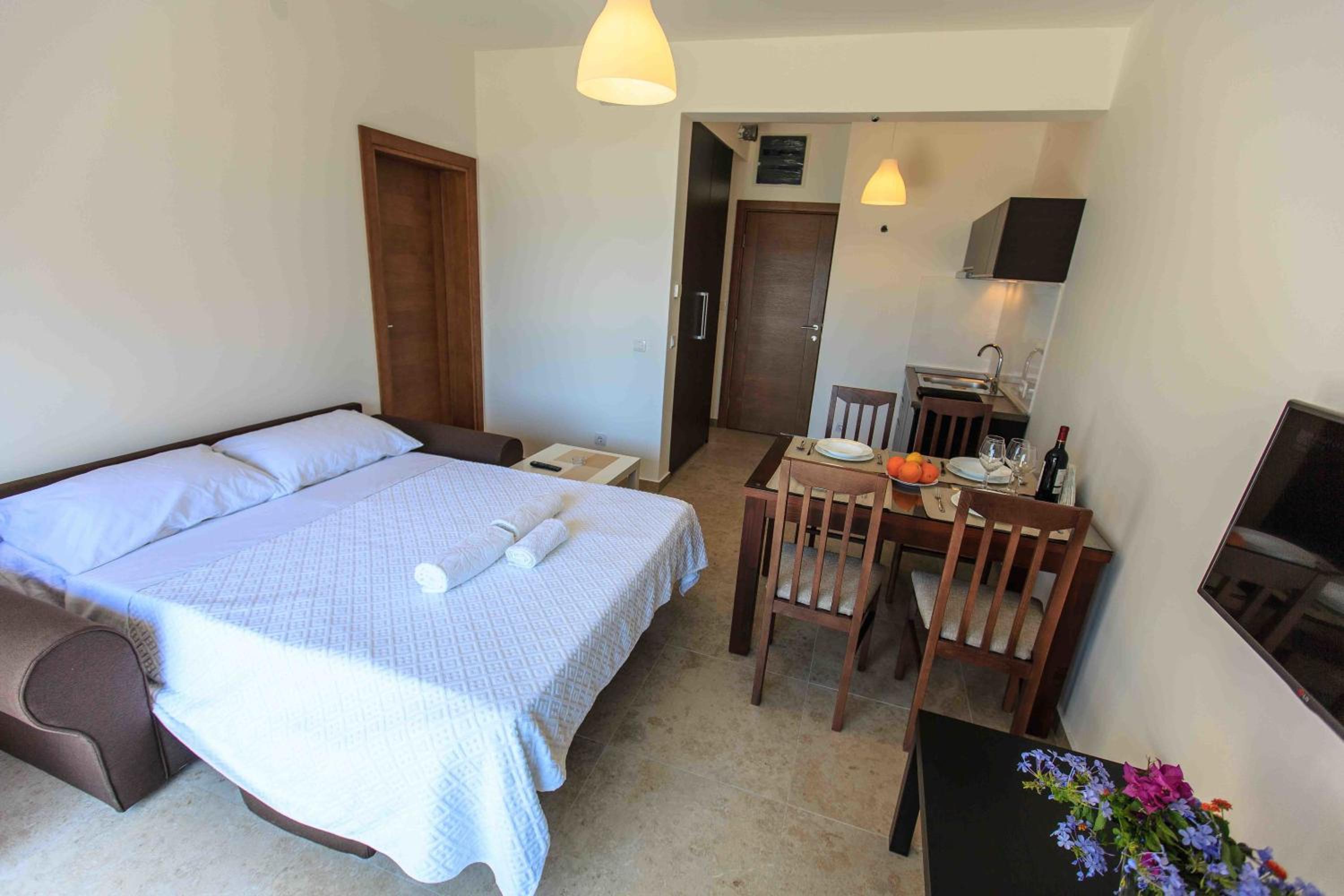 Apartments Kuce Lekovica Beach & snack bar- Bistro