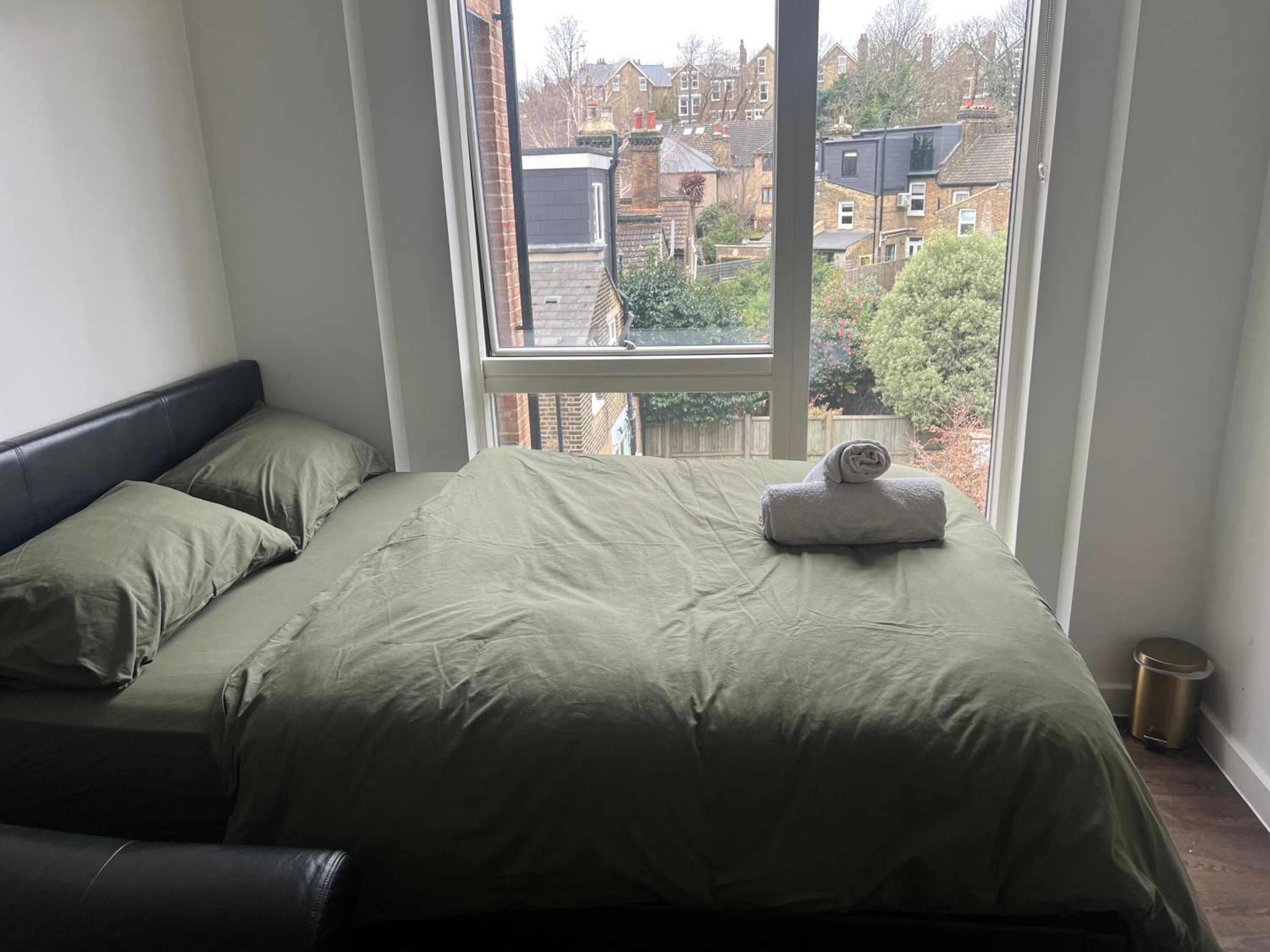 Remarkable 1-Bed Apartment in London with balcony