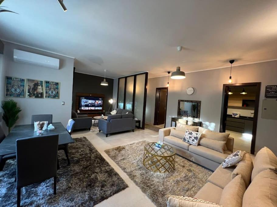 Lovely 2BR Apartment with Garden and Barbecue Area