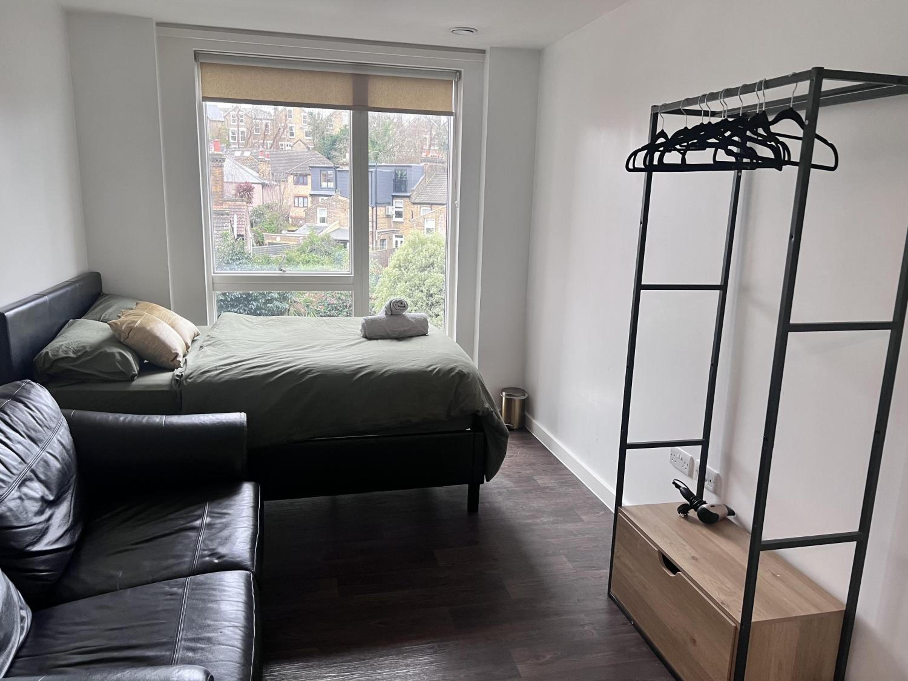 Remarkable 1-Bed Apartment in London with balcony