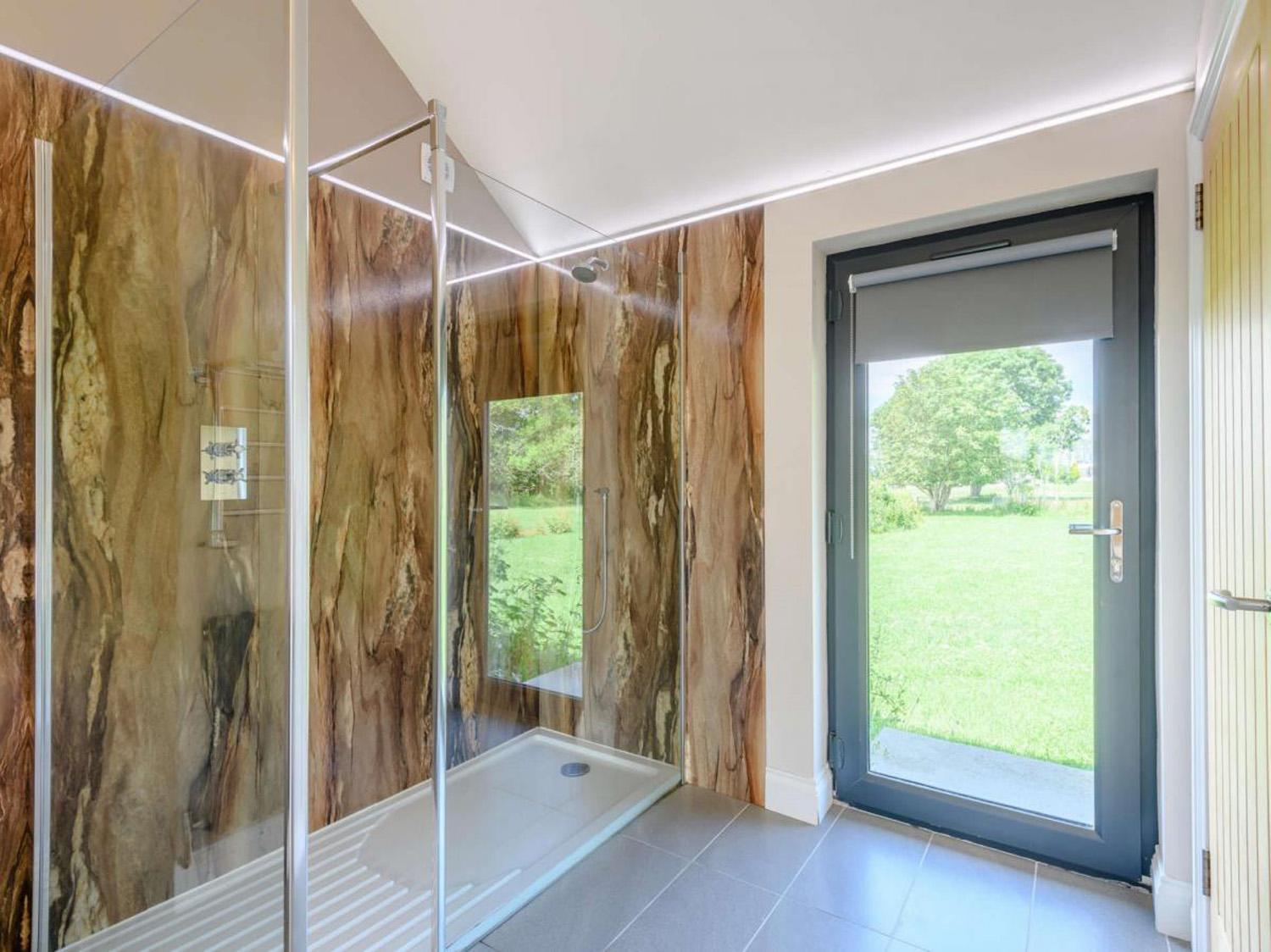 Romantic cottage for 2 with hot tub view 5