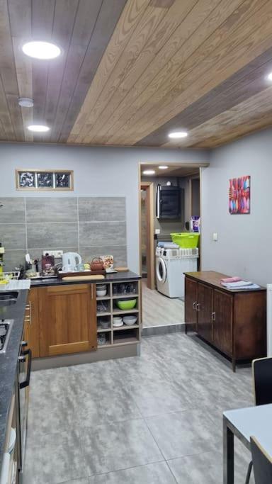 Slim's Cocoon House next to airport for 2à3 pers