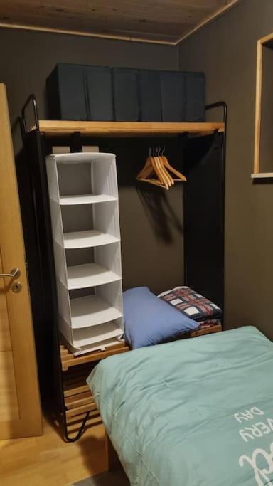 Slim's Cocoon House next to airport for 2à3 pers