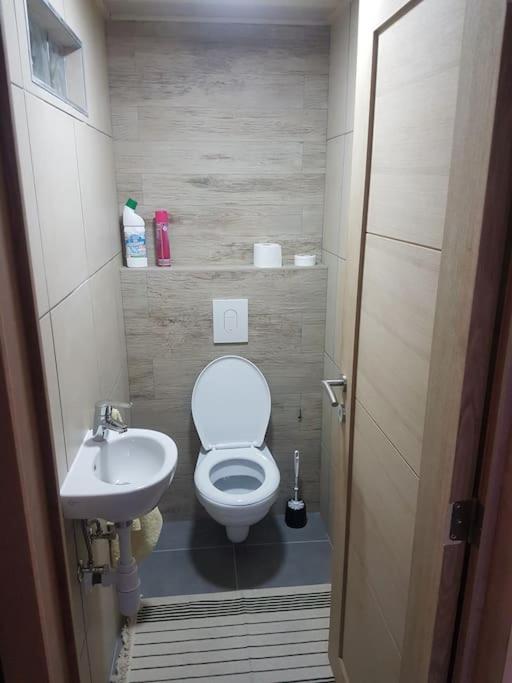 Slim's Cocoon House next to airport for 2à3 pers