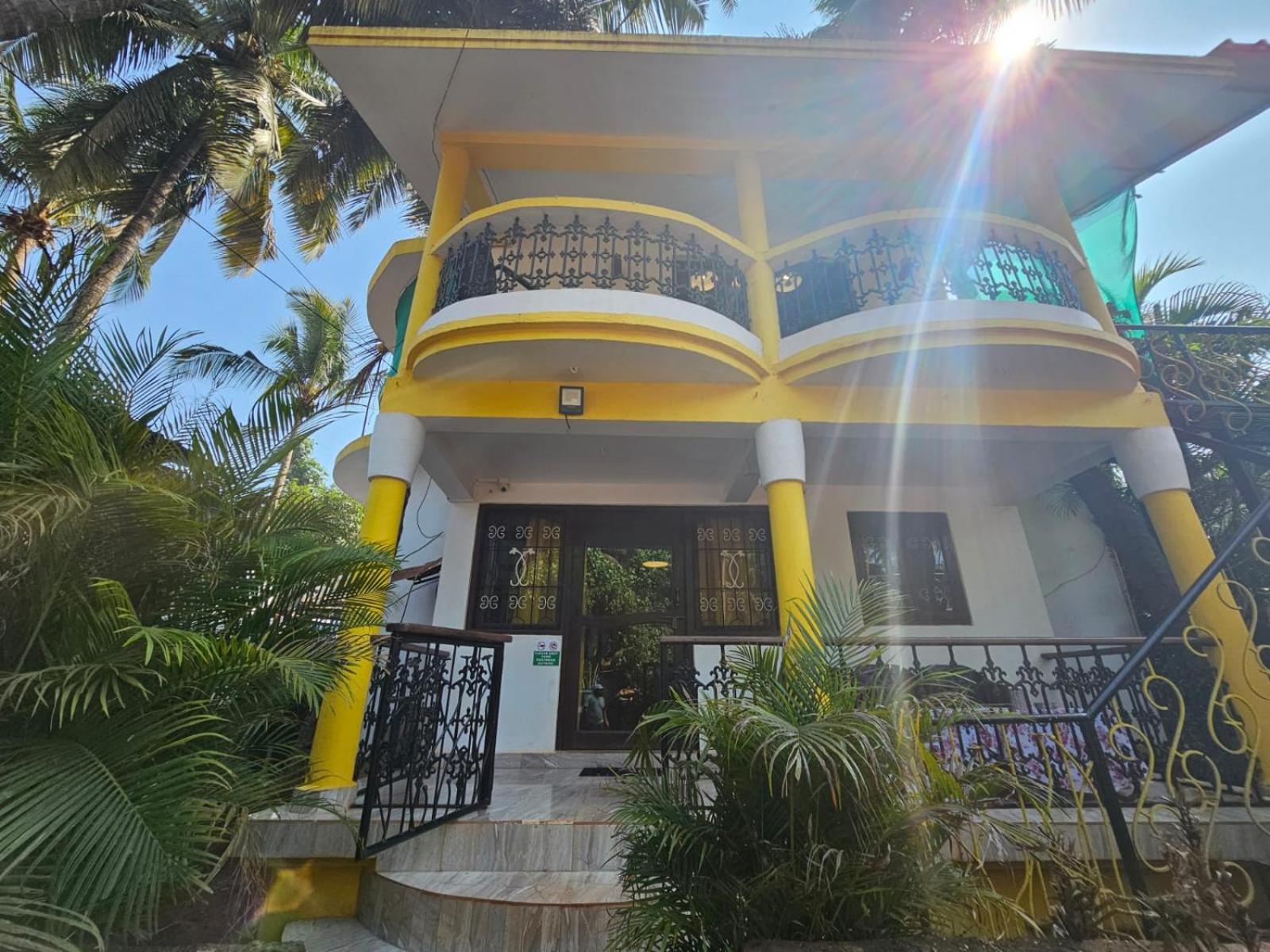 CURLIES YELLOW HOUSE
