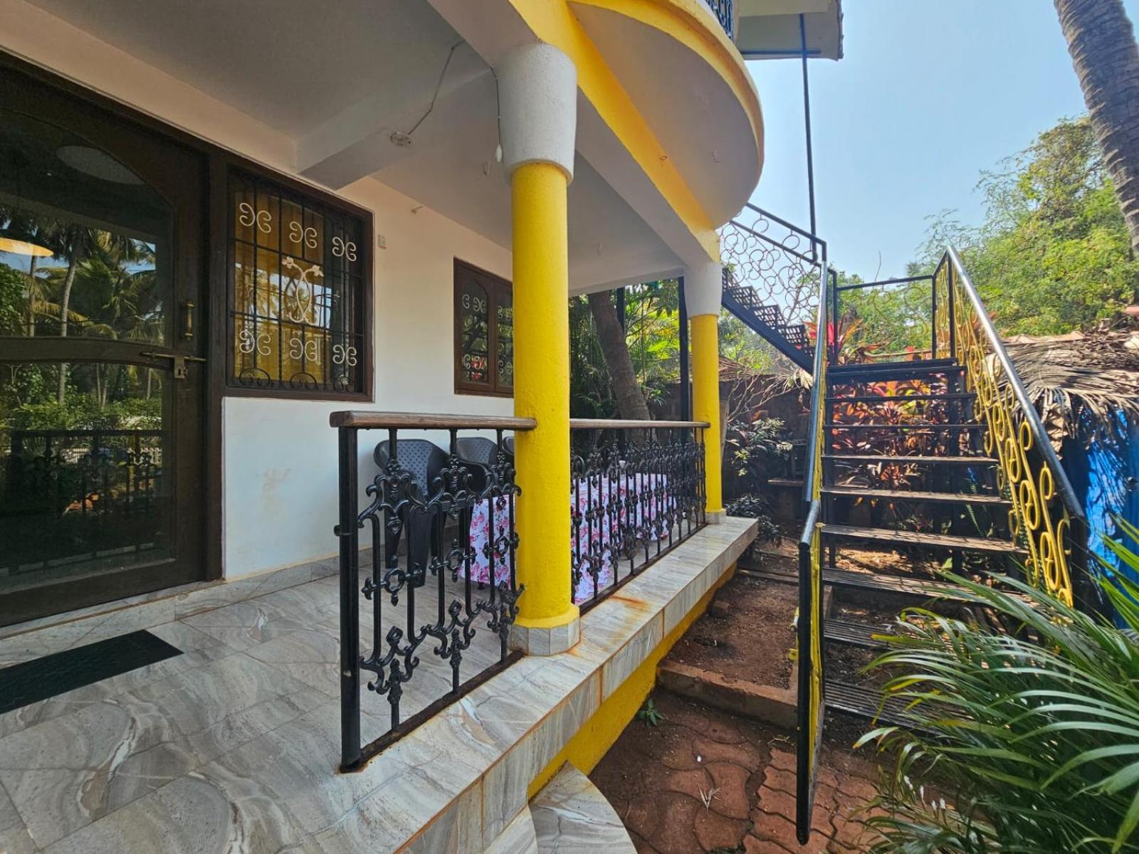 CURLIES YELLOW HOUSE