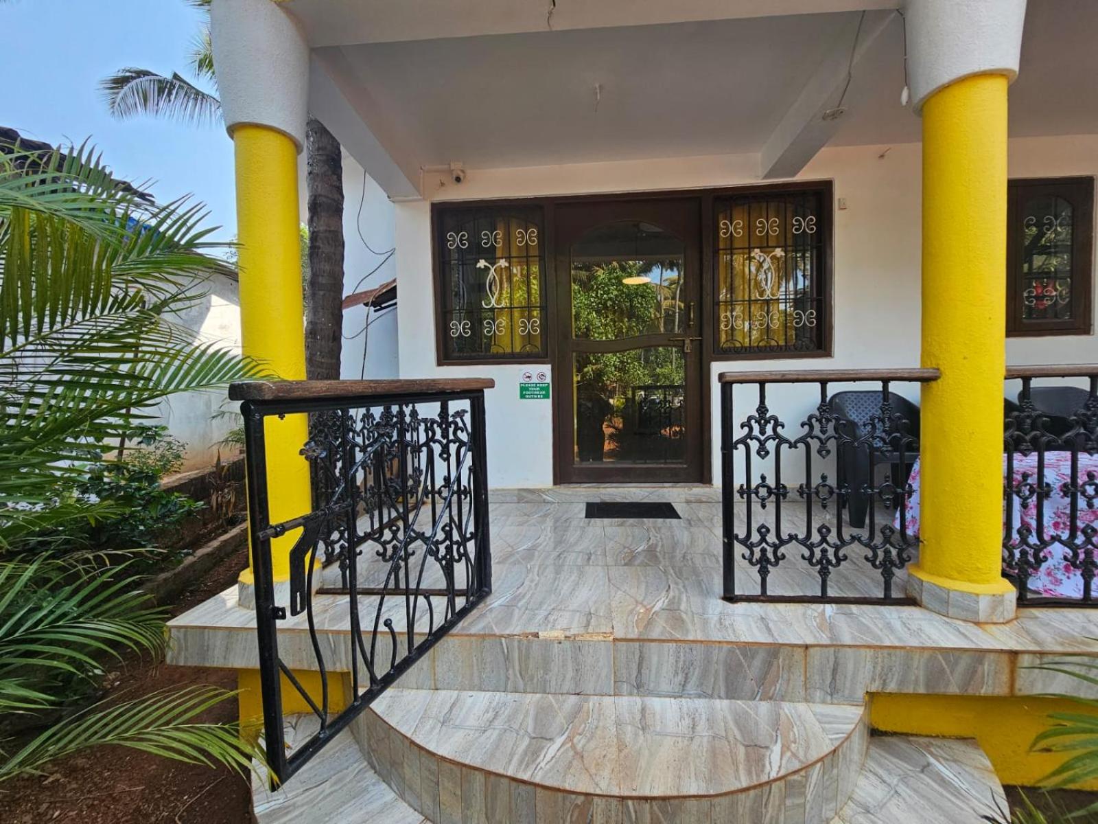 CURLIES YELLOW HOUSE