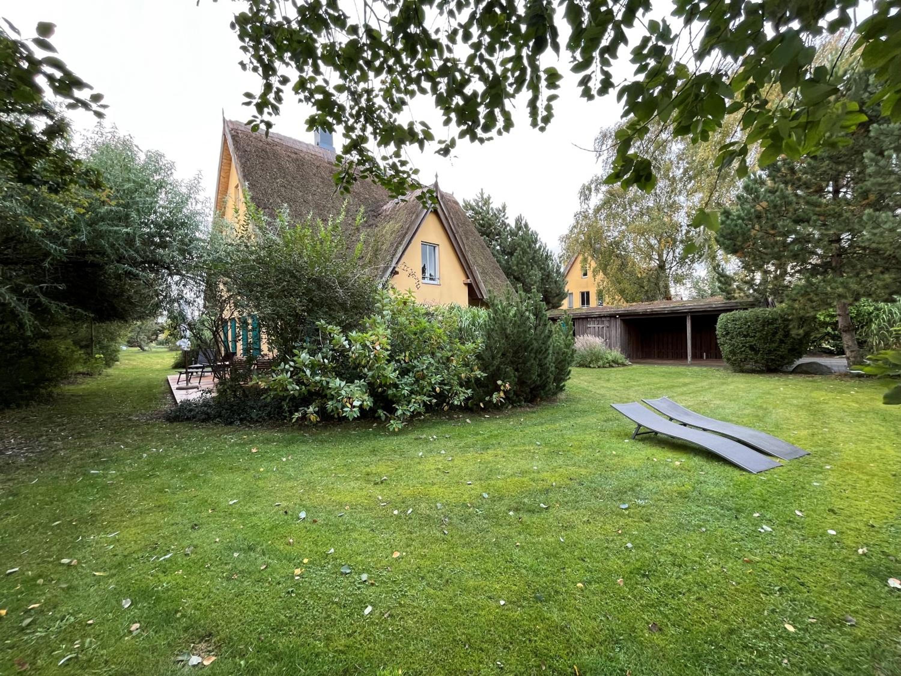 Reetdachhaus mit Schwimmteich in Krienke