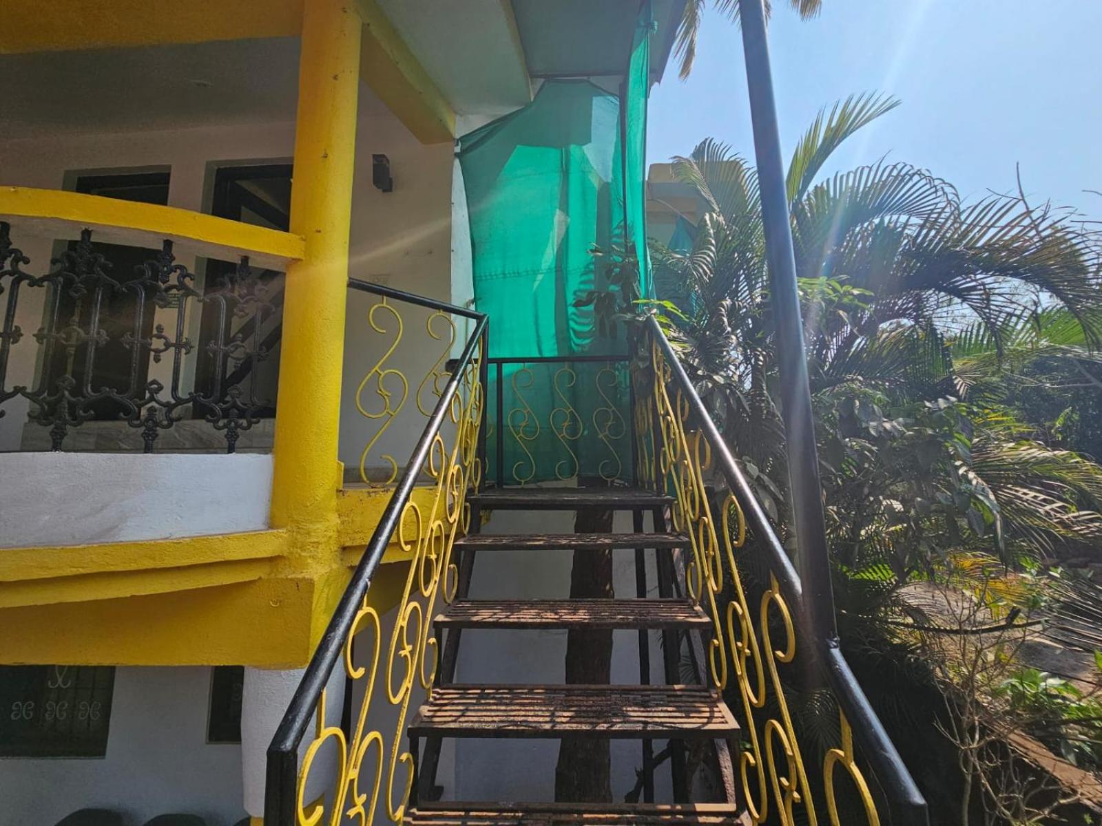 CURLIES YELLOW HOUSE