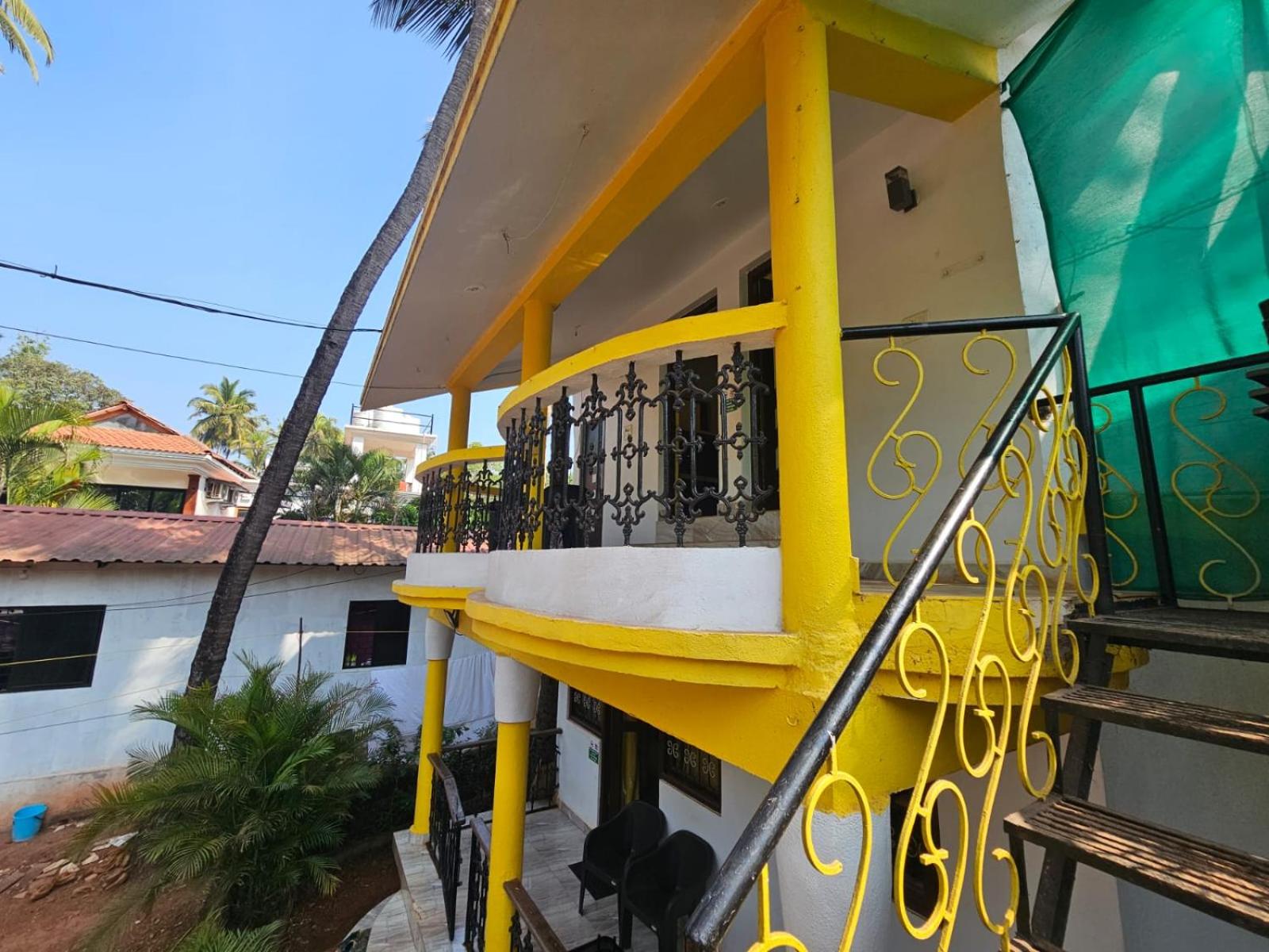 CURLIES YELLOW HOUSE