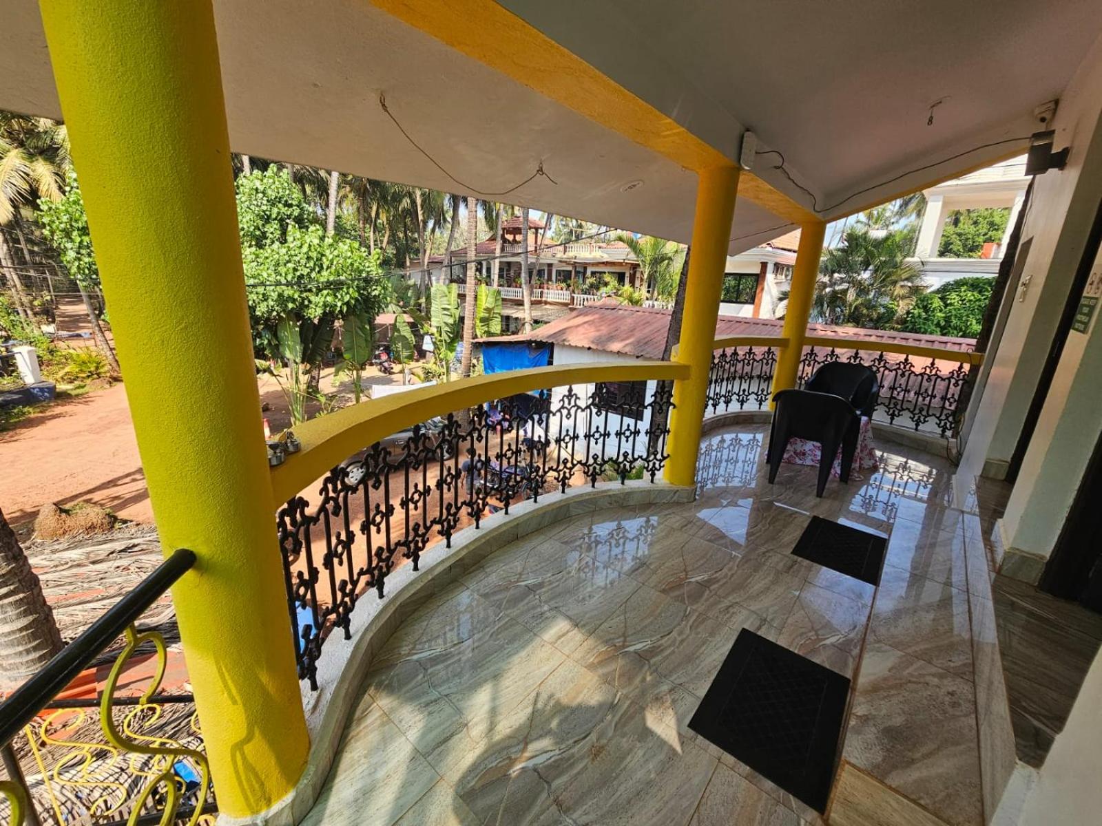 CURLIES YELLOW HOUSE