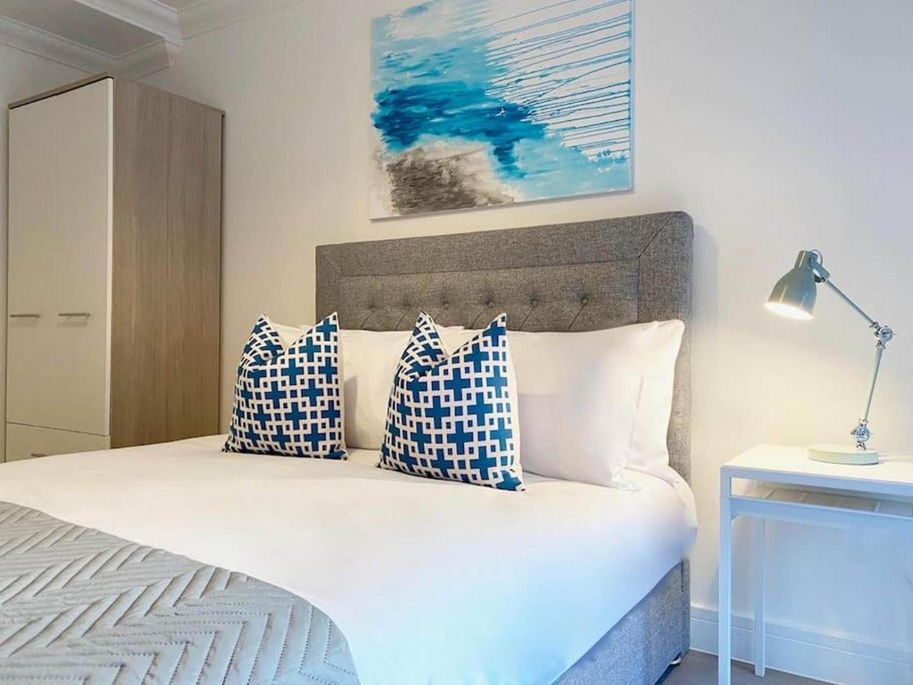 Modern Stylish 2 bedroom 2 Bath Apartments in Rochester by 360Stays view 2