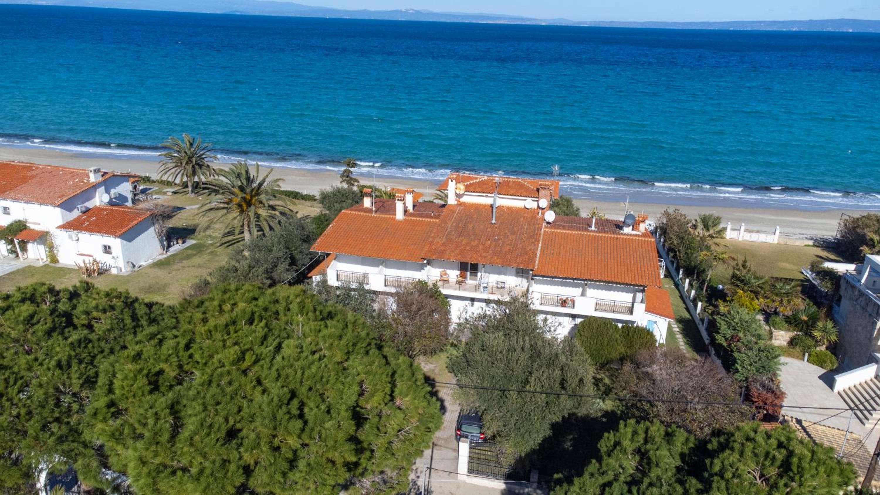 Kapa Maisonette - Beachfront, 3 min walk to Mamalouka view 2