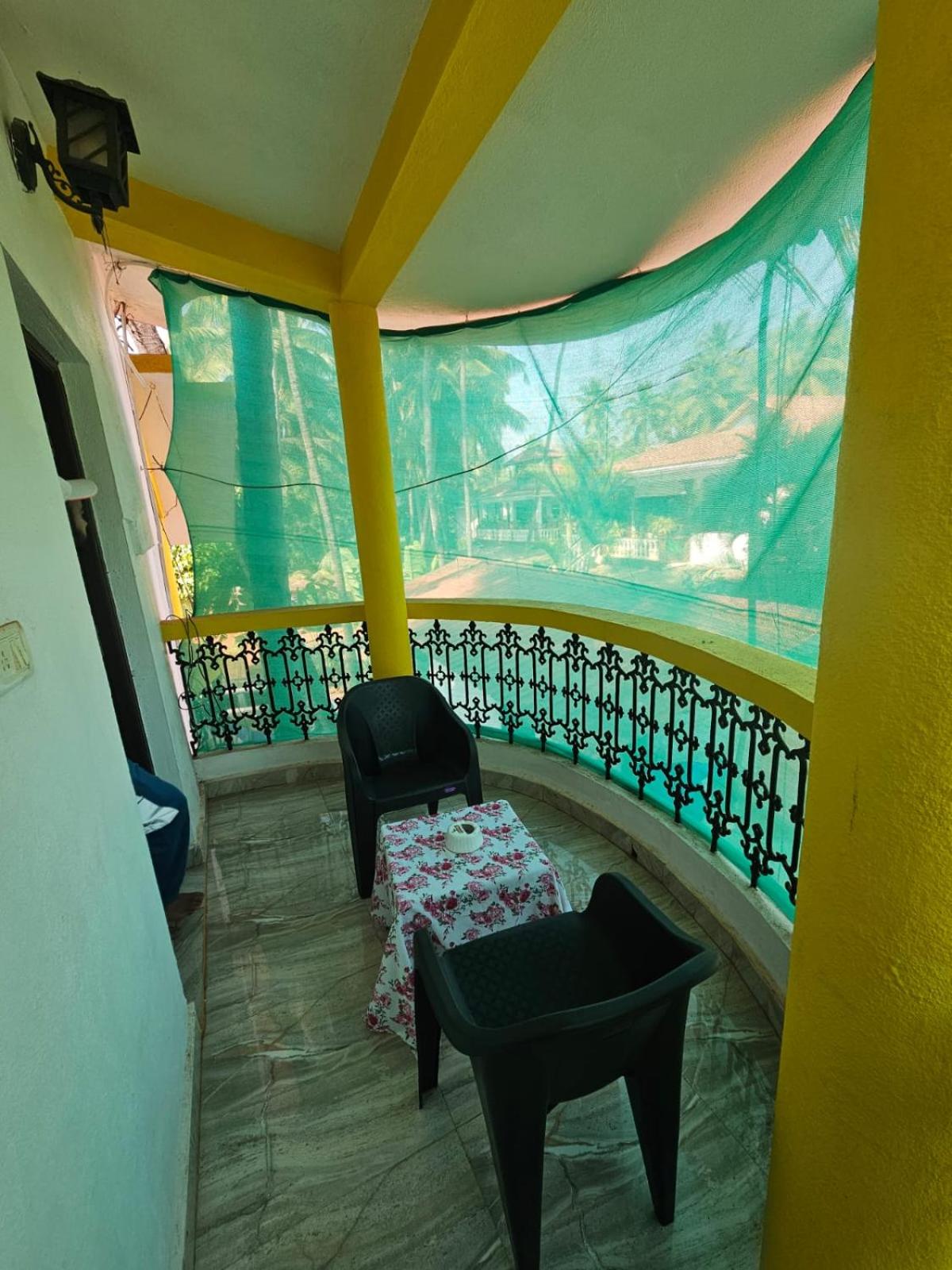 CURLIES YELLOW HOUSE