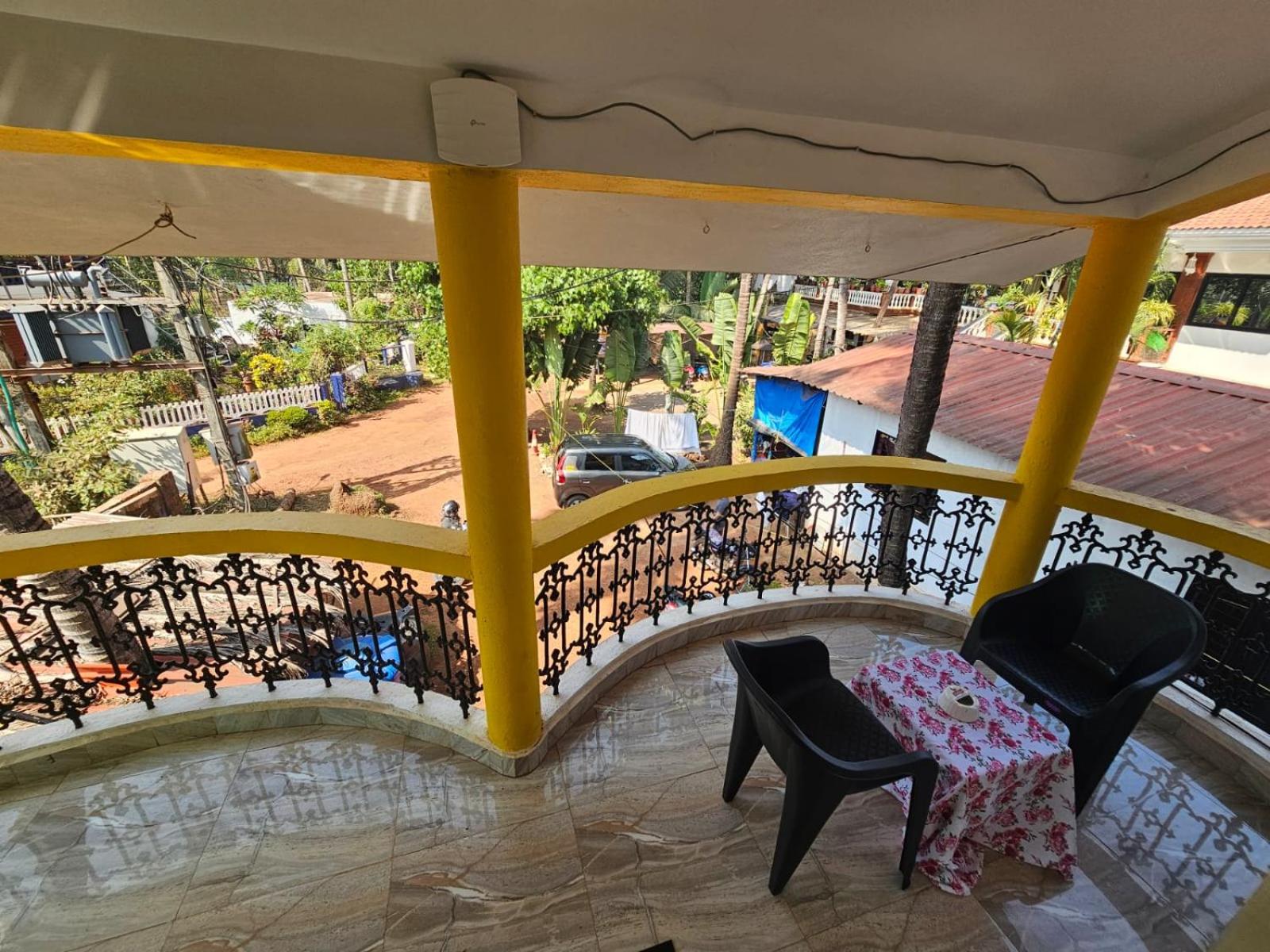 CURLIES YELLOW HOUSE