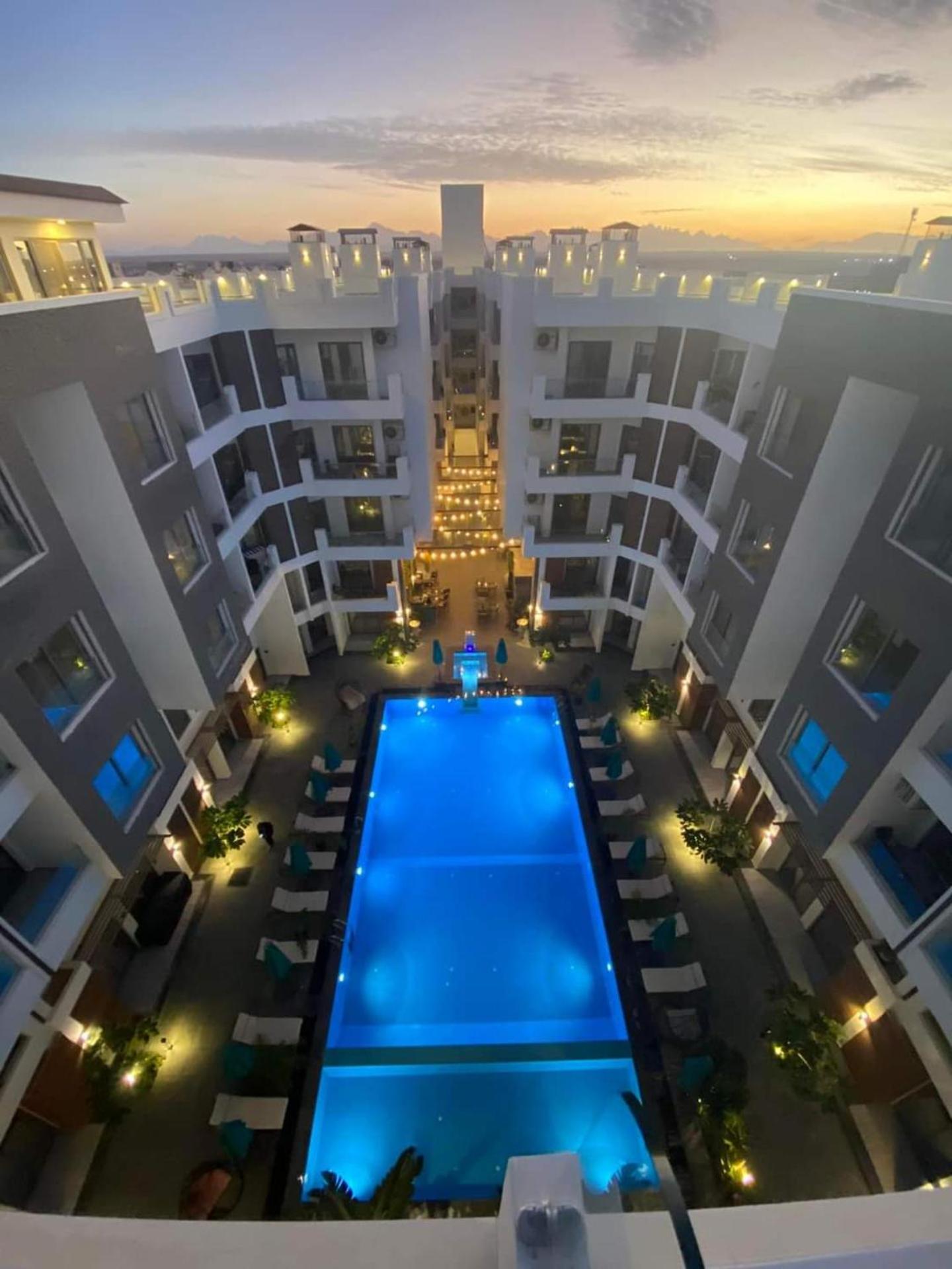 Studio Sleeps 2 with Balcony Pool & Parking